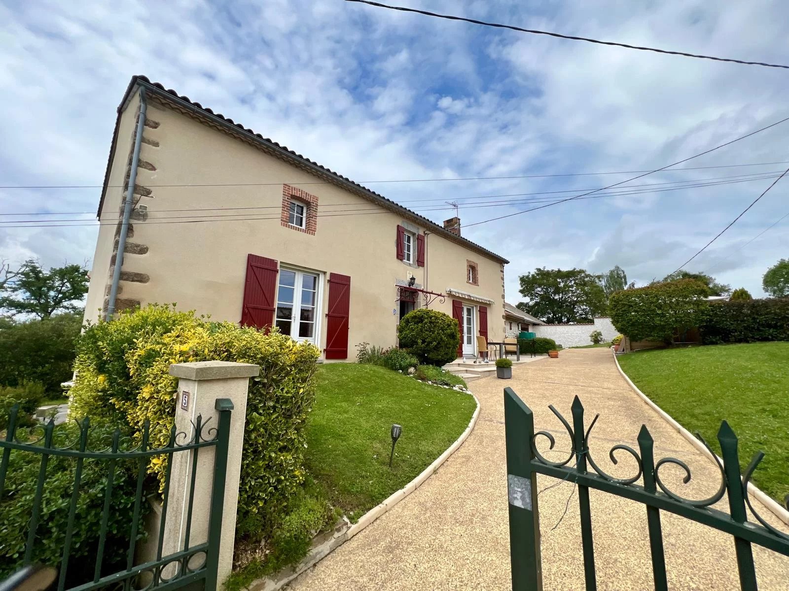 Une maison bien entretenue avec des granges et une piscine !