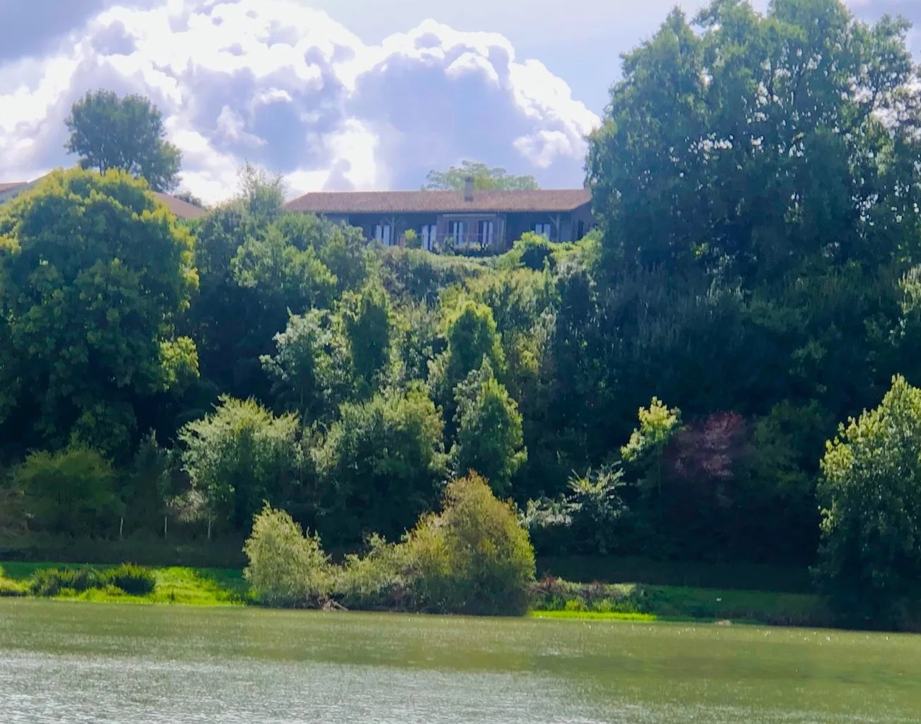 Maison en bois de 4 chambres et 3 salle de bains avec une vue fabuleuse sur le lac