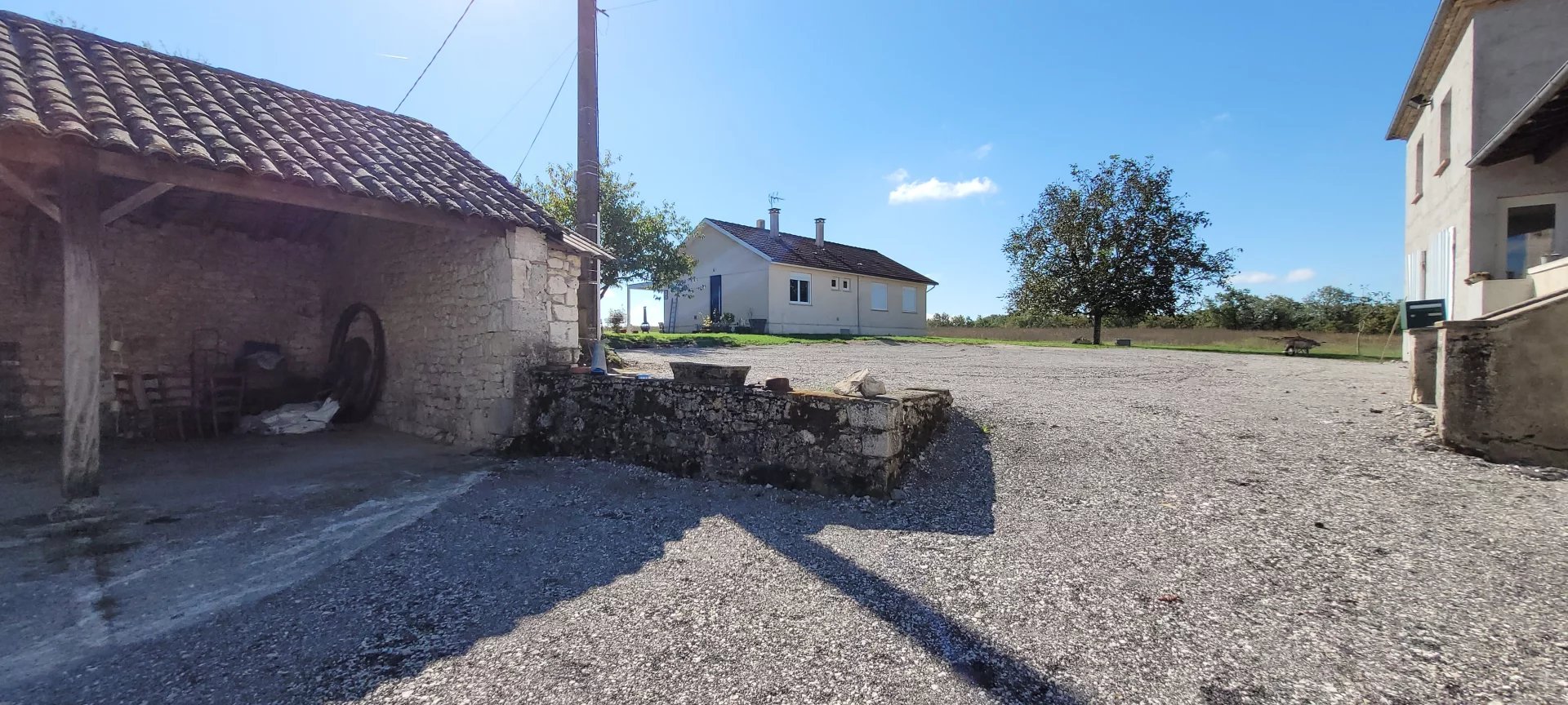 Propriété isolée avec 2 maisons , dépendances et piscine.