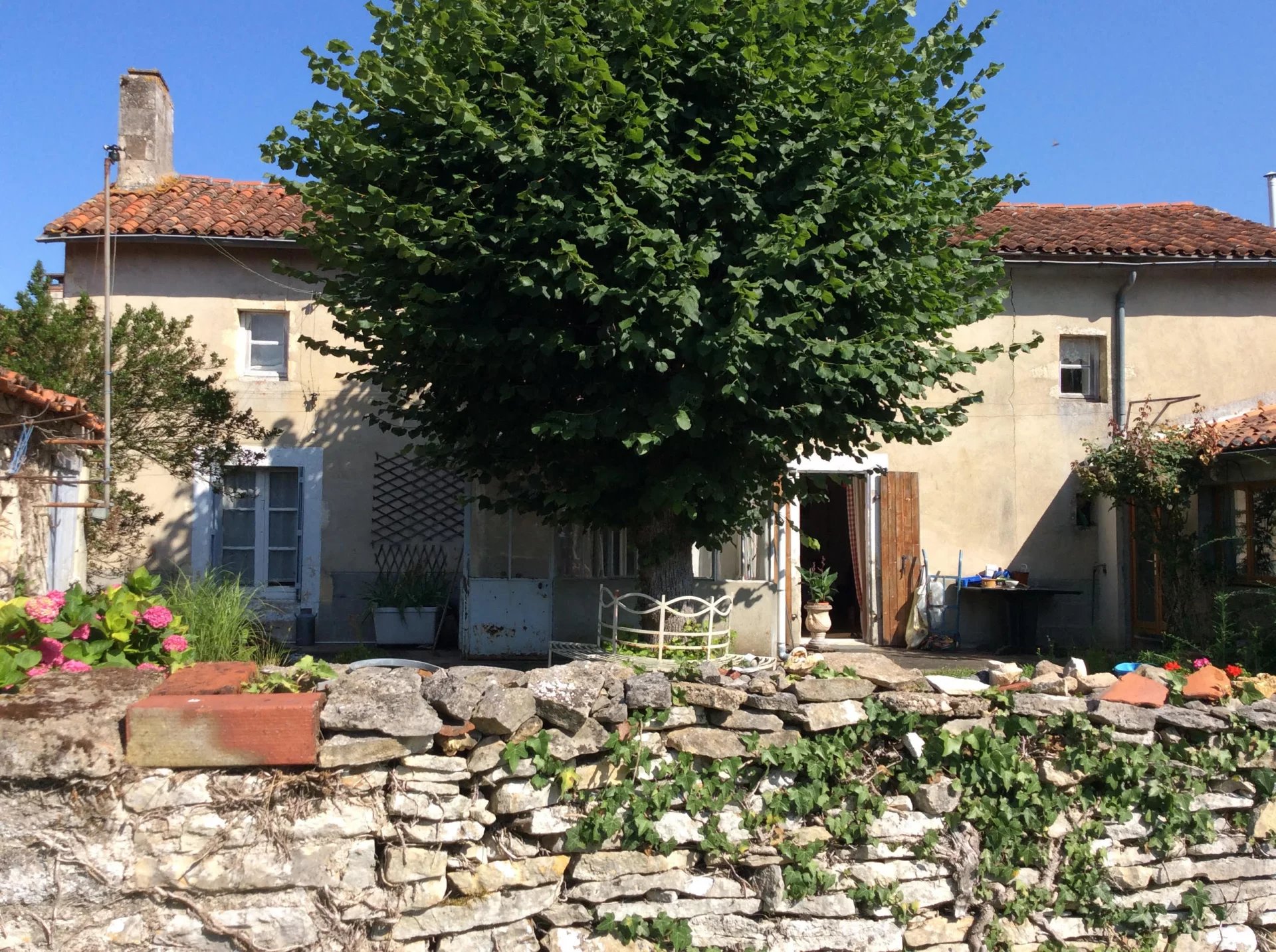 Detached 3 bedroom longere close to village