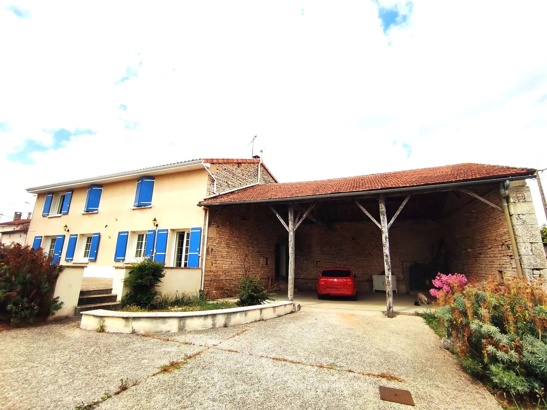 House - 5 rooms near Ruffec 136m²