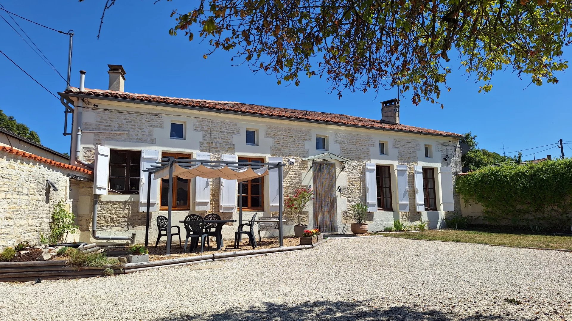 Stone cottage with courtyard and garden