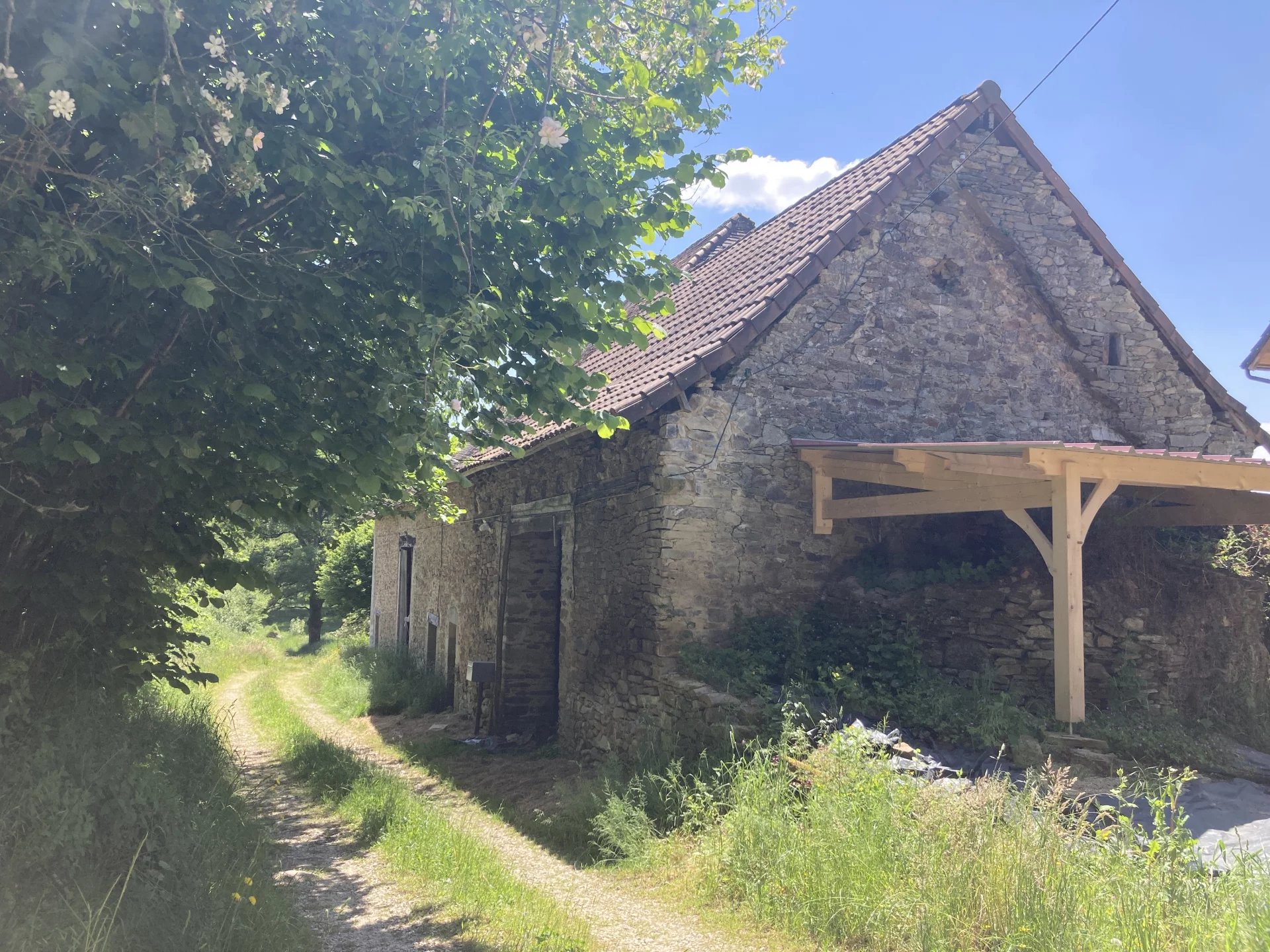 Charmante grange avec terrain de 1,65 hectare dans un hameau paisible du nord de la Dordogne