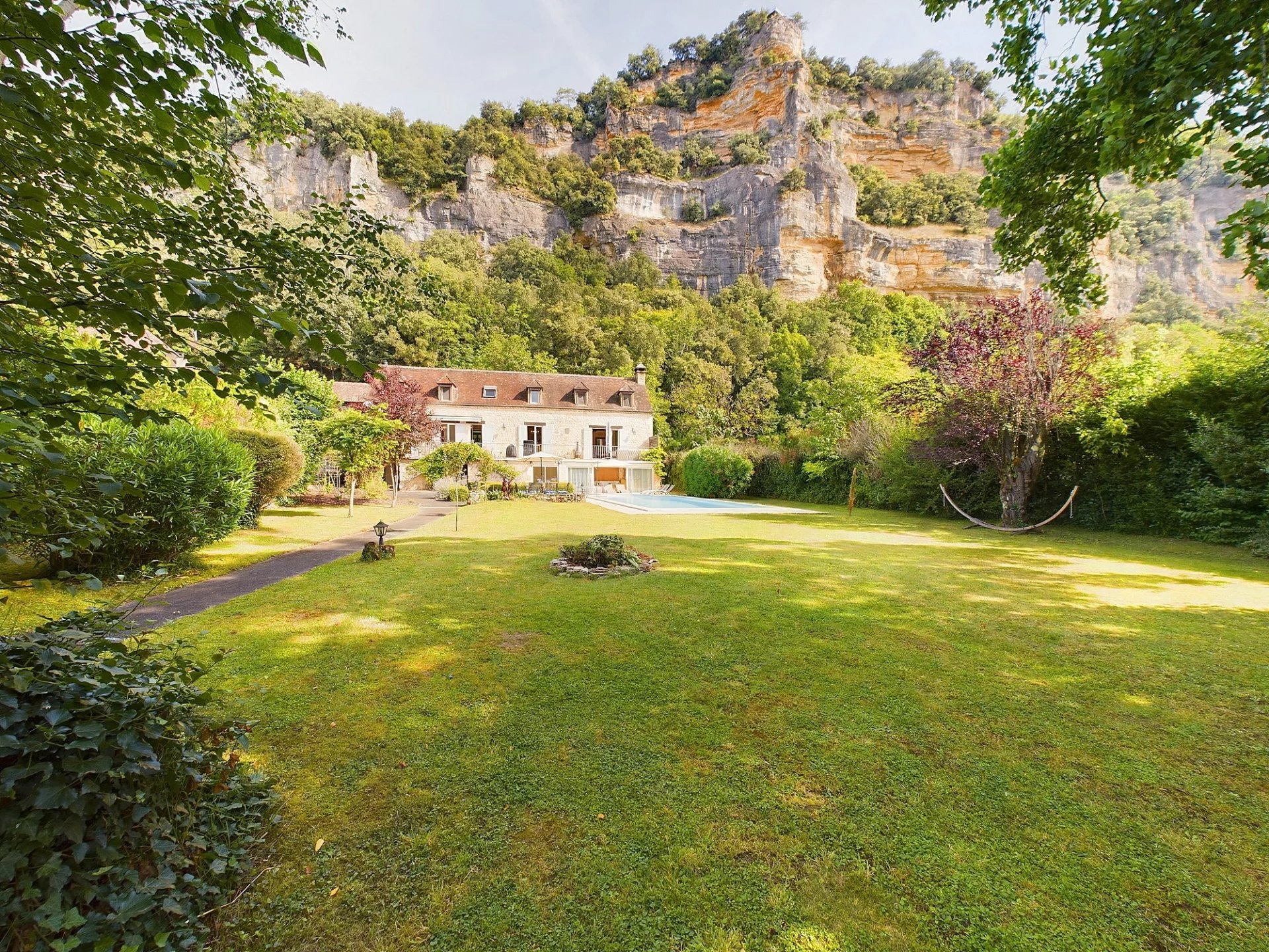 Riverside family retreat villa, rare gem few steps to La Roque Gageac, near to Sarlat