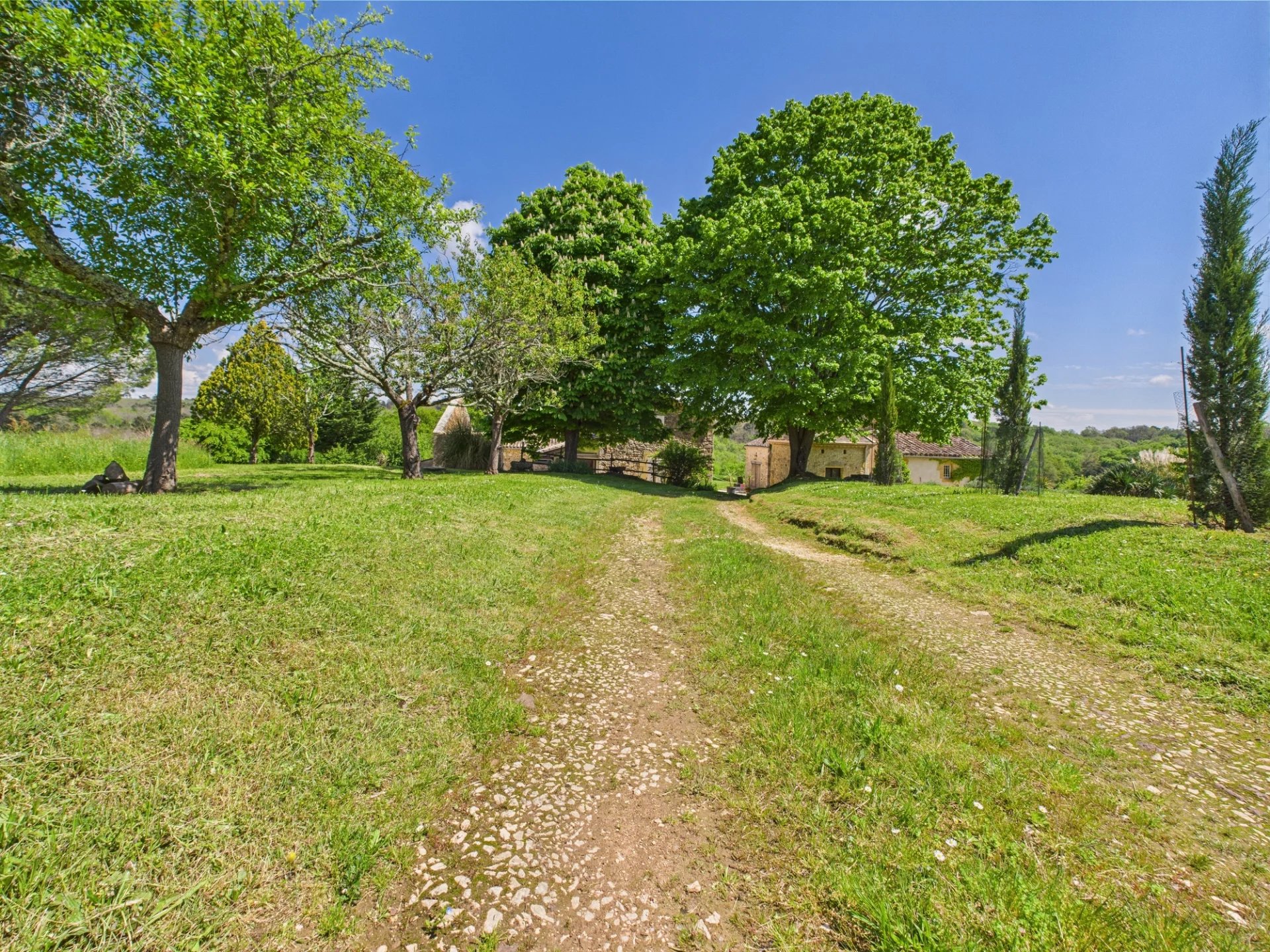 Charming property with two annexes and views of Château de Biron