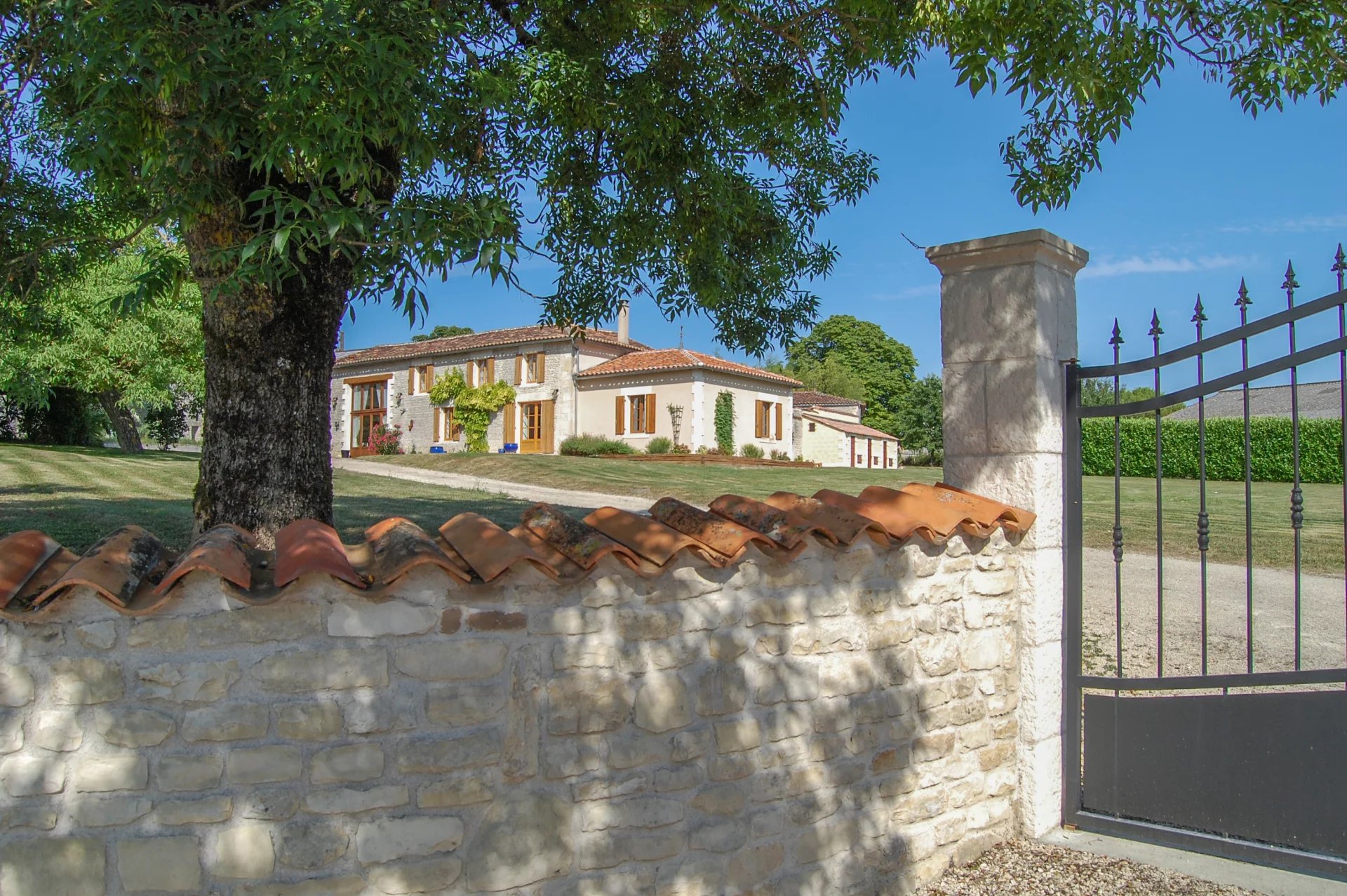 Jolie maison en pierre avec piscine au cœur du village