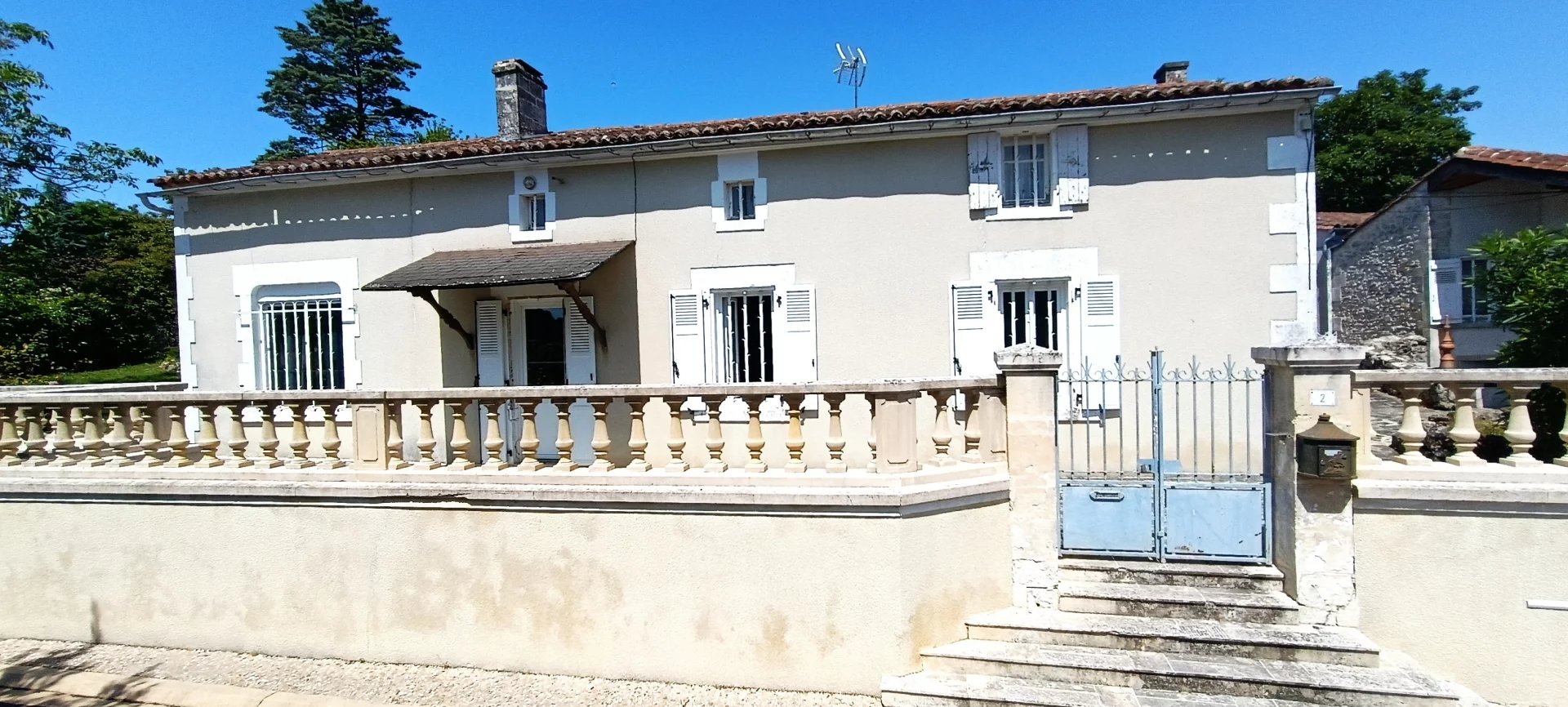 Ensemble immobilier avec maison principale en pierre, maison d'amis et piscine