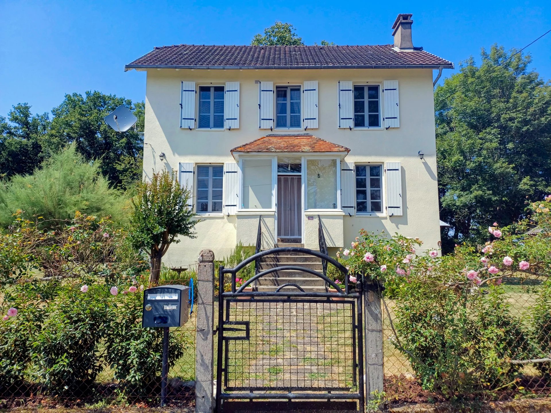 jolie maison indépendante en bordure de village dans un endroit paisible