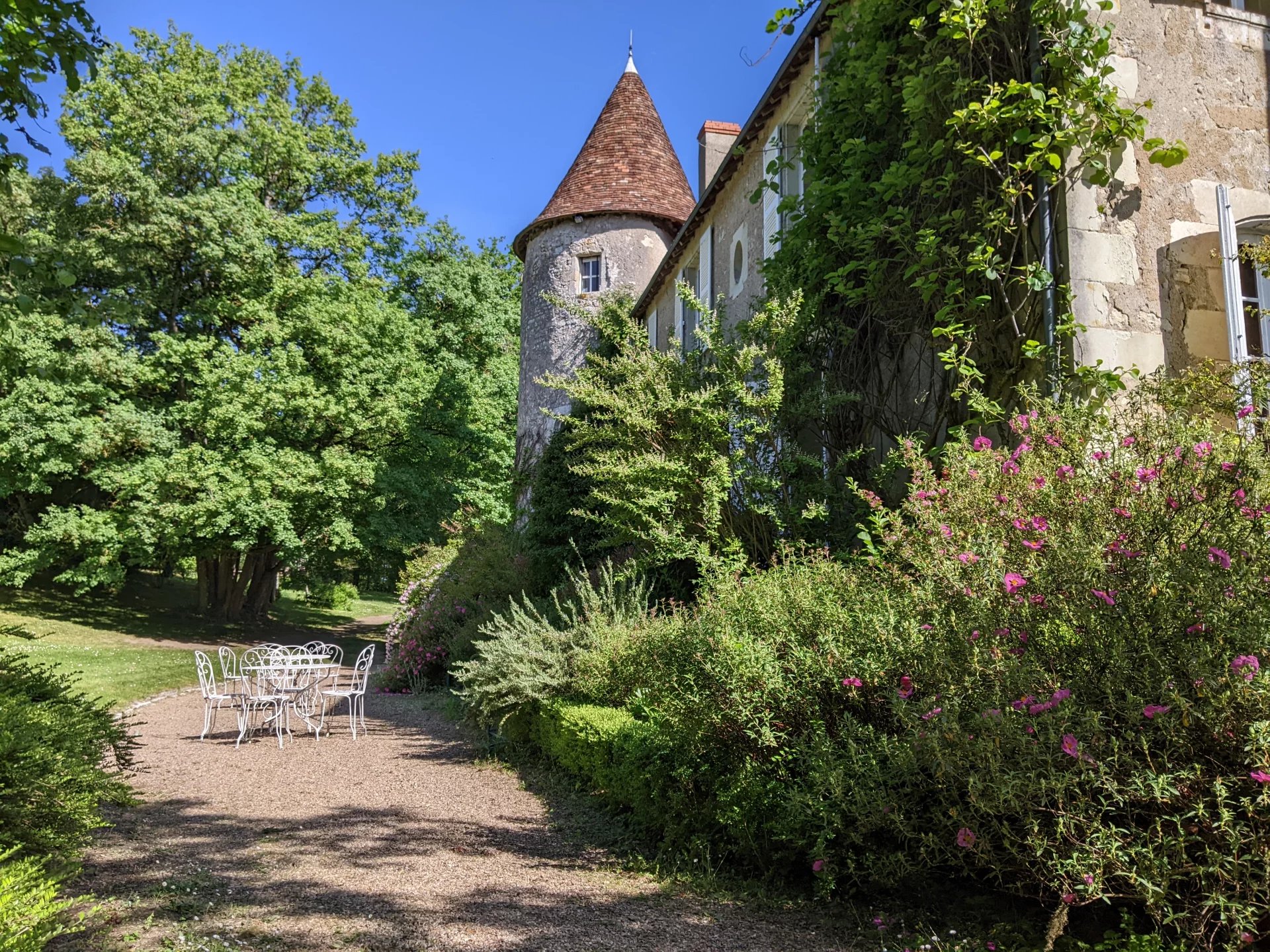 Château remarquable du 15ème siècle situé dans le parc national de la Brenne