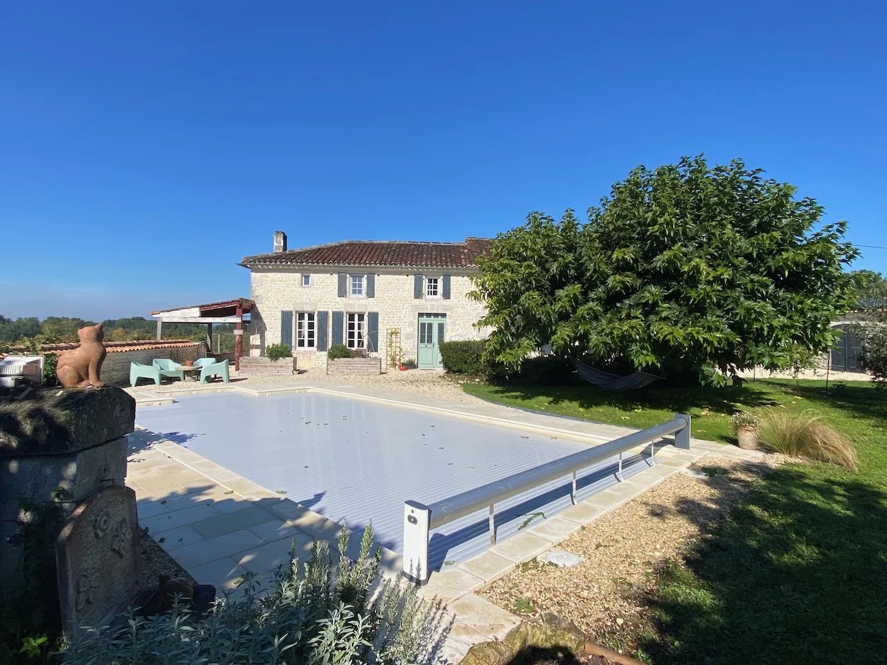 Nice character house with a guest house, good size garden and pool in countryside amongst vineyards