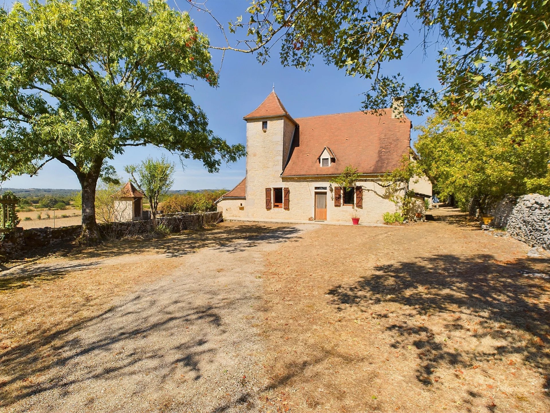 Belle propriété quercynoise traditionnelle avec piscine et vue à 360° !