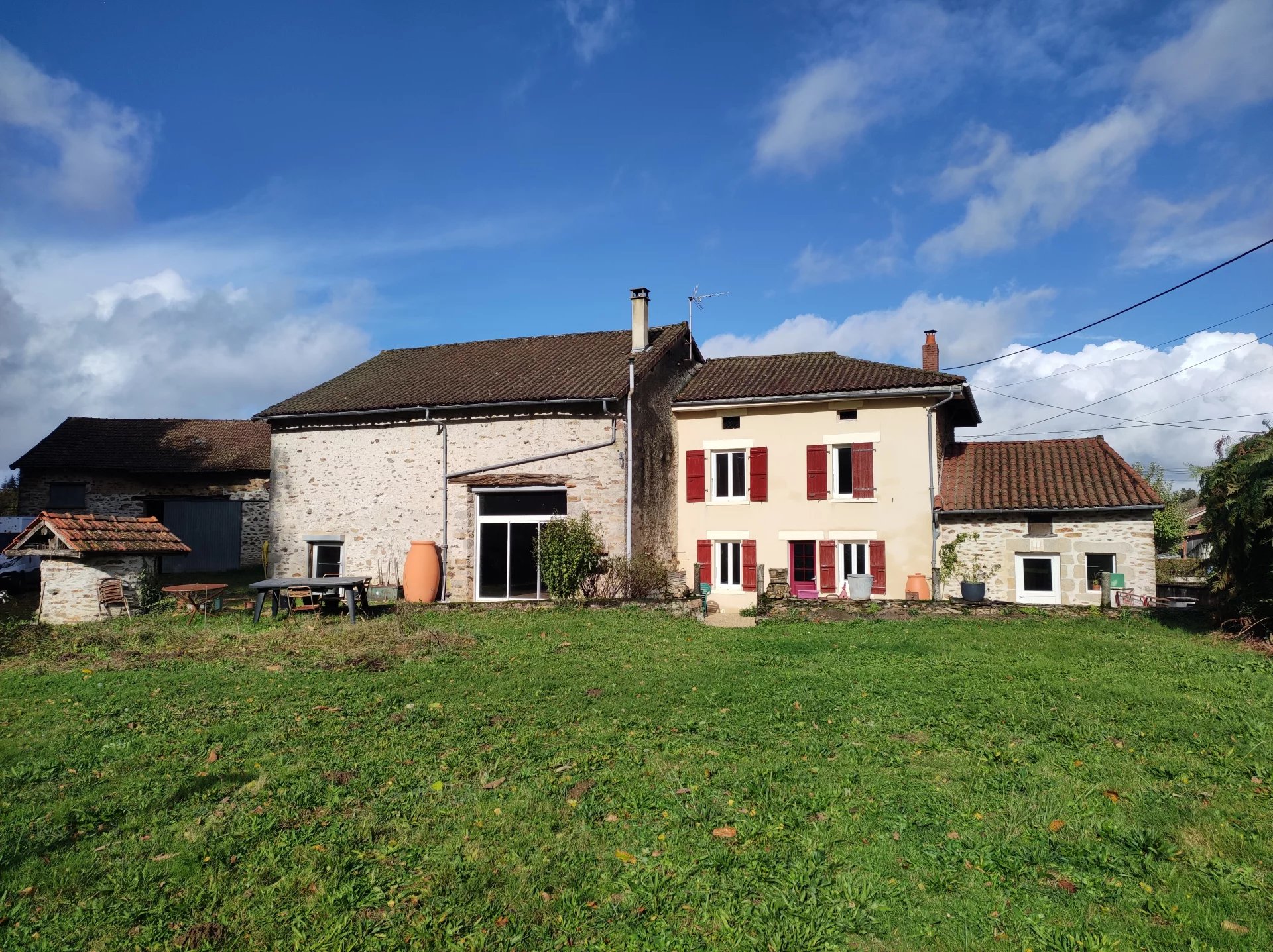 Maison de village avec dépendances et jardin