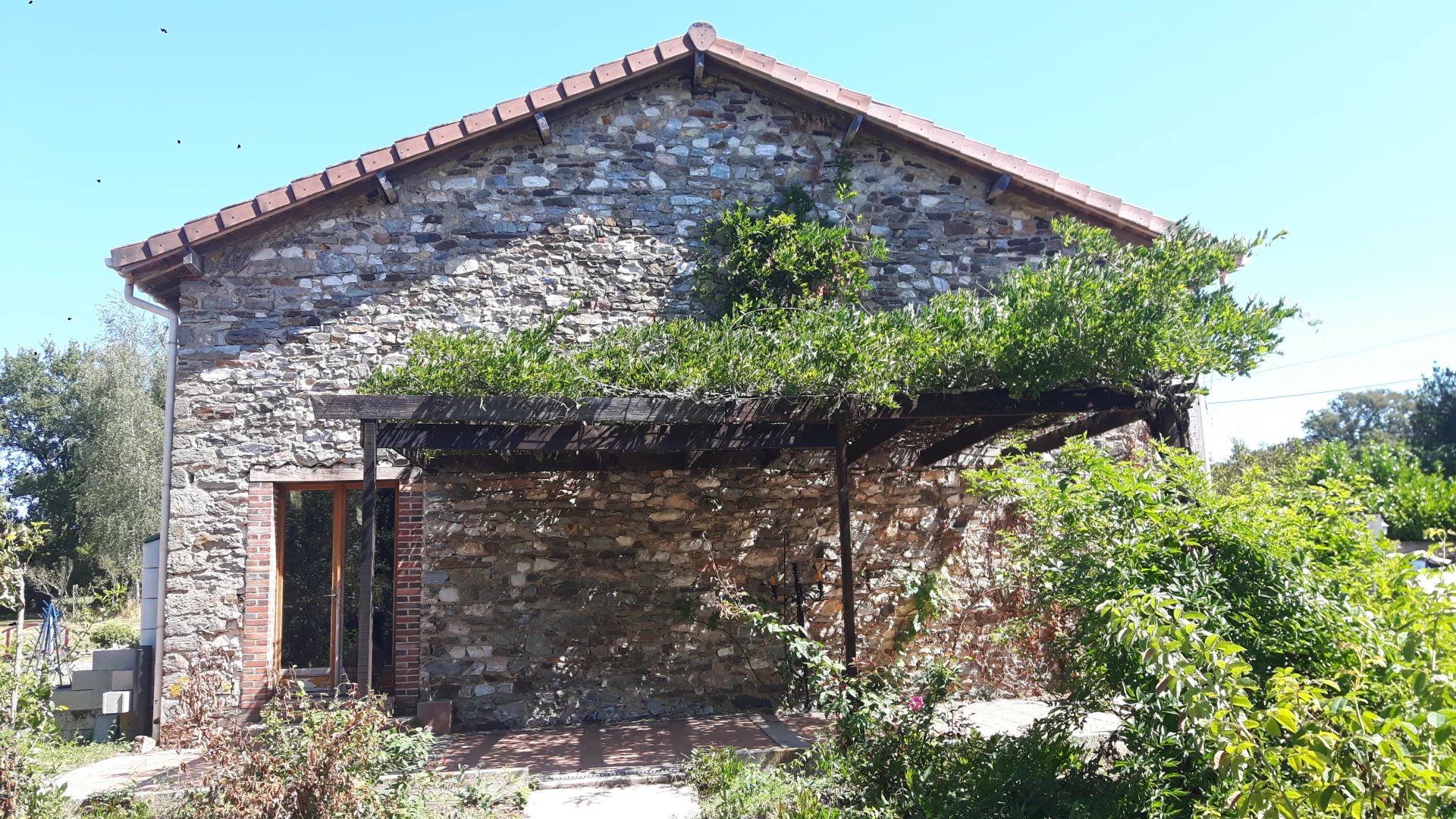 Maison mitoyenne avec 2 granges et une 2e maison