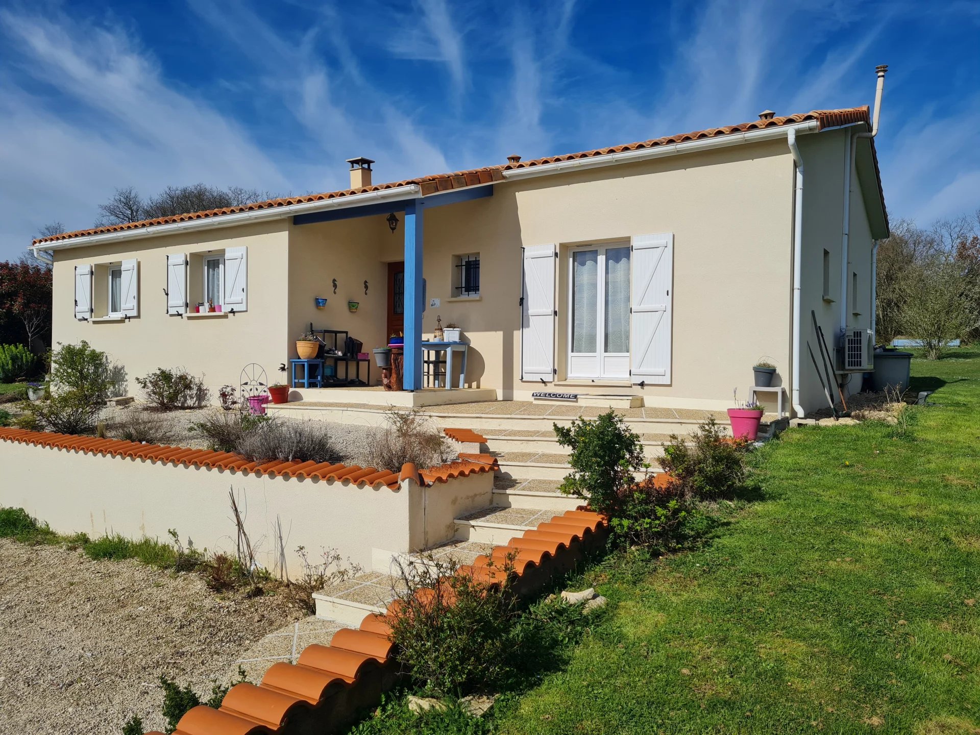 Maison de plain-pied en parfait état près d'un village populaire