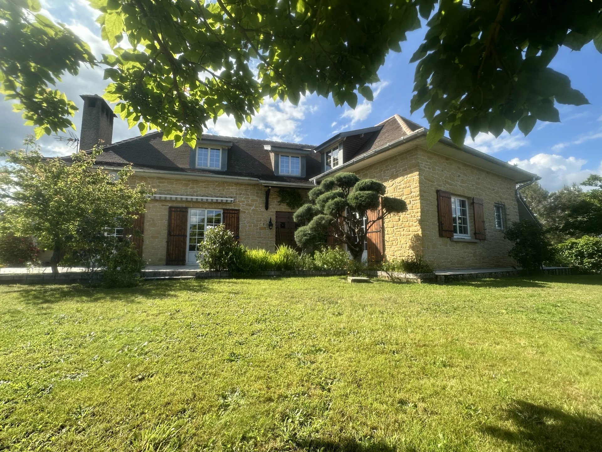 Belle périgourdine avec 4 chambres, piscine, parc de plus de 4000m² et nombreuses dépendances à 30 min de Libourne.