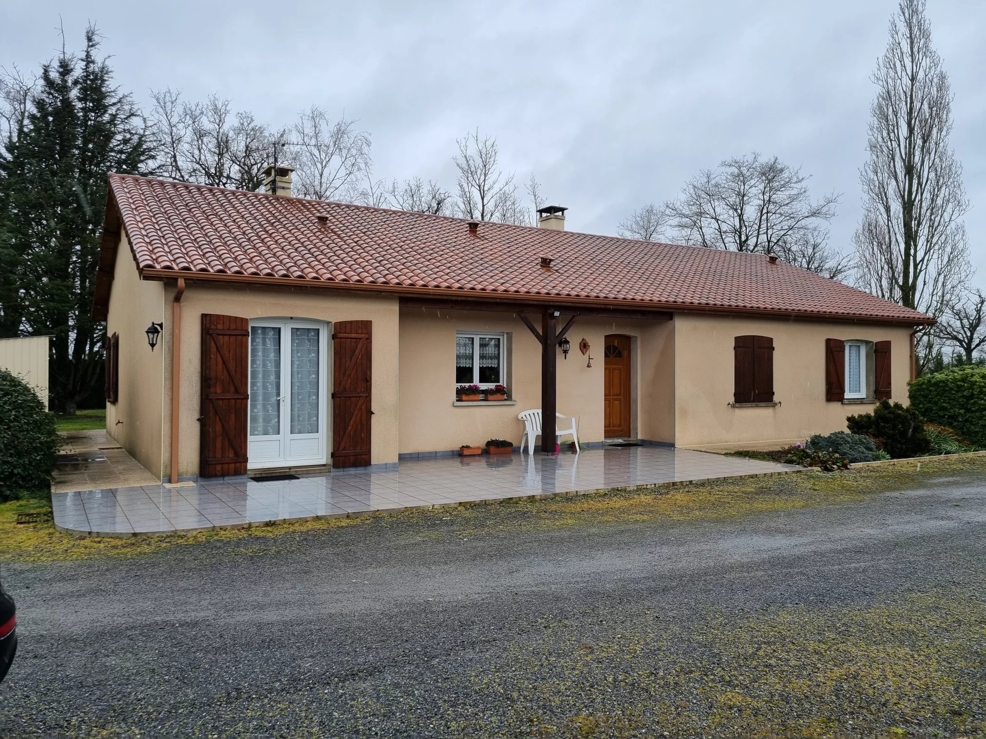 Modern bungalow with large barn, large workshop and land
