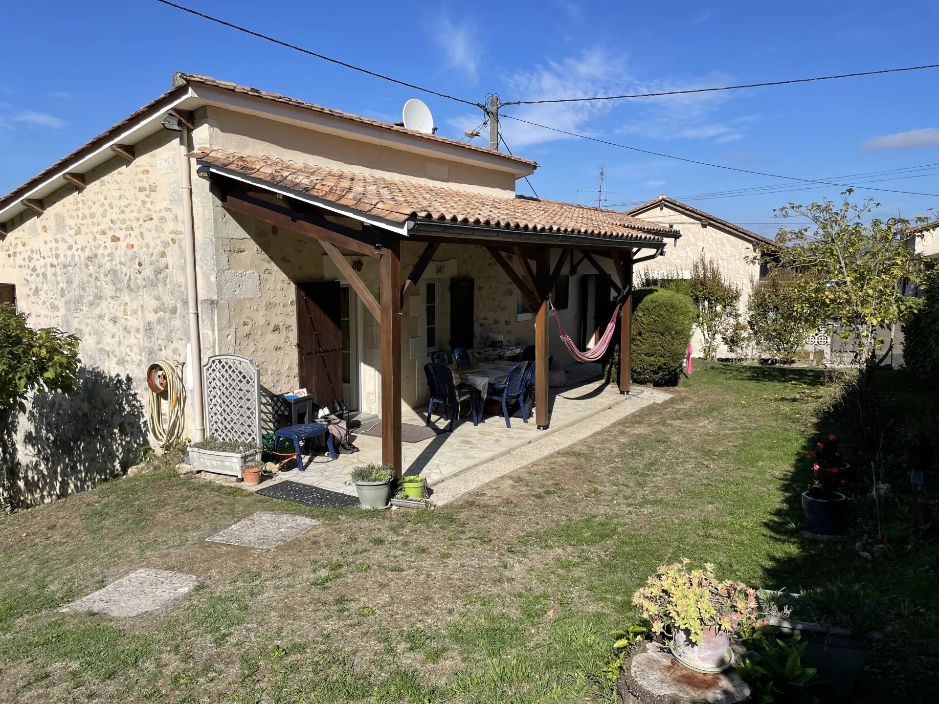 Maison en pierre dans un hameau calme