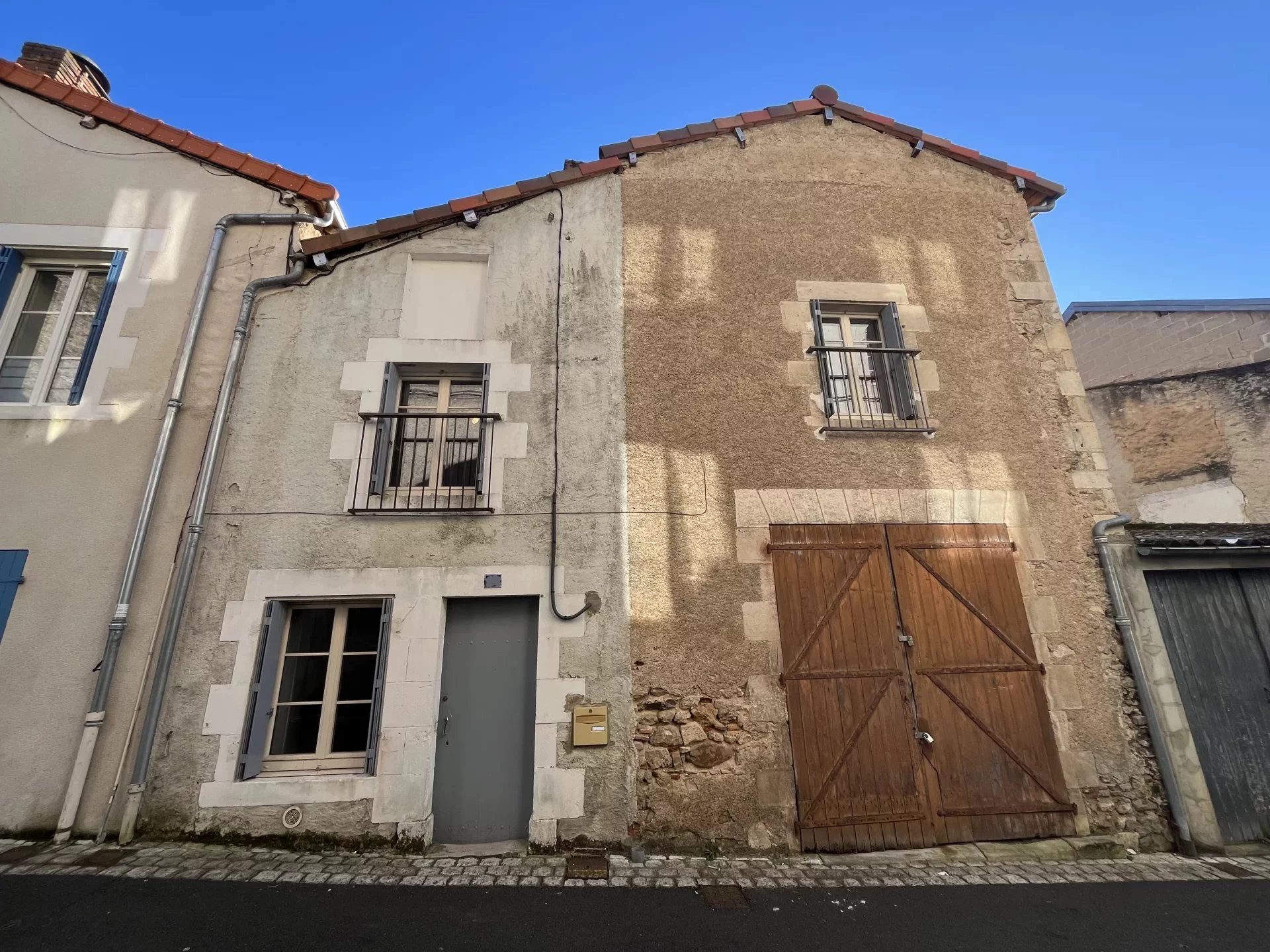 Maison de ville rénovée avec garage et petite cour