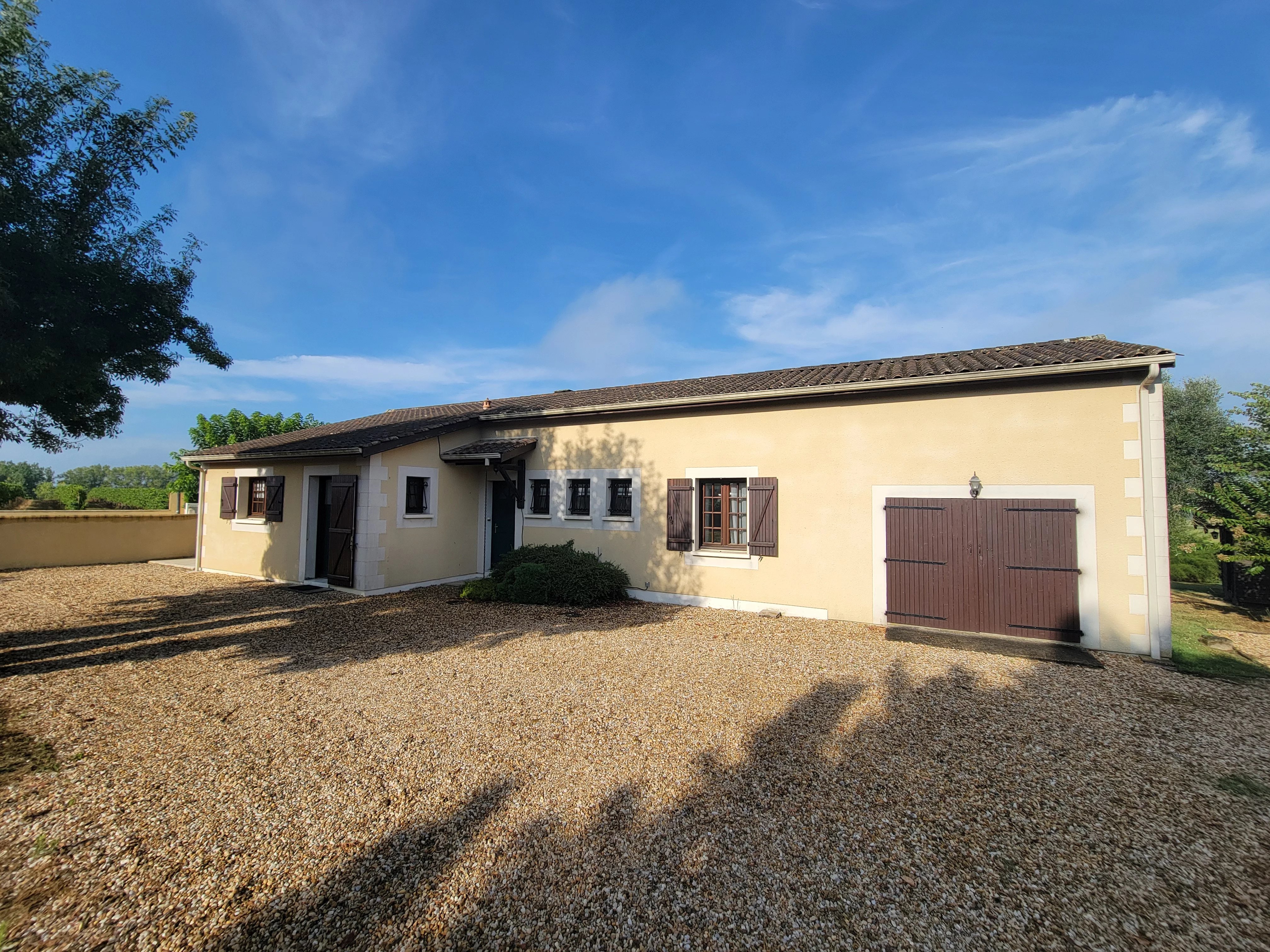 Belle maison de village de 3-4 chambres avec piscine.