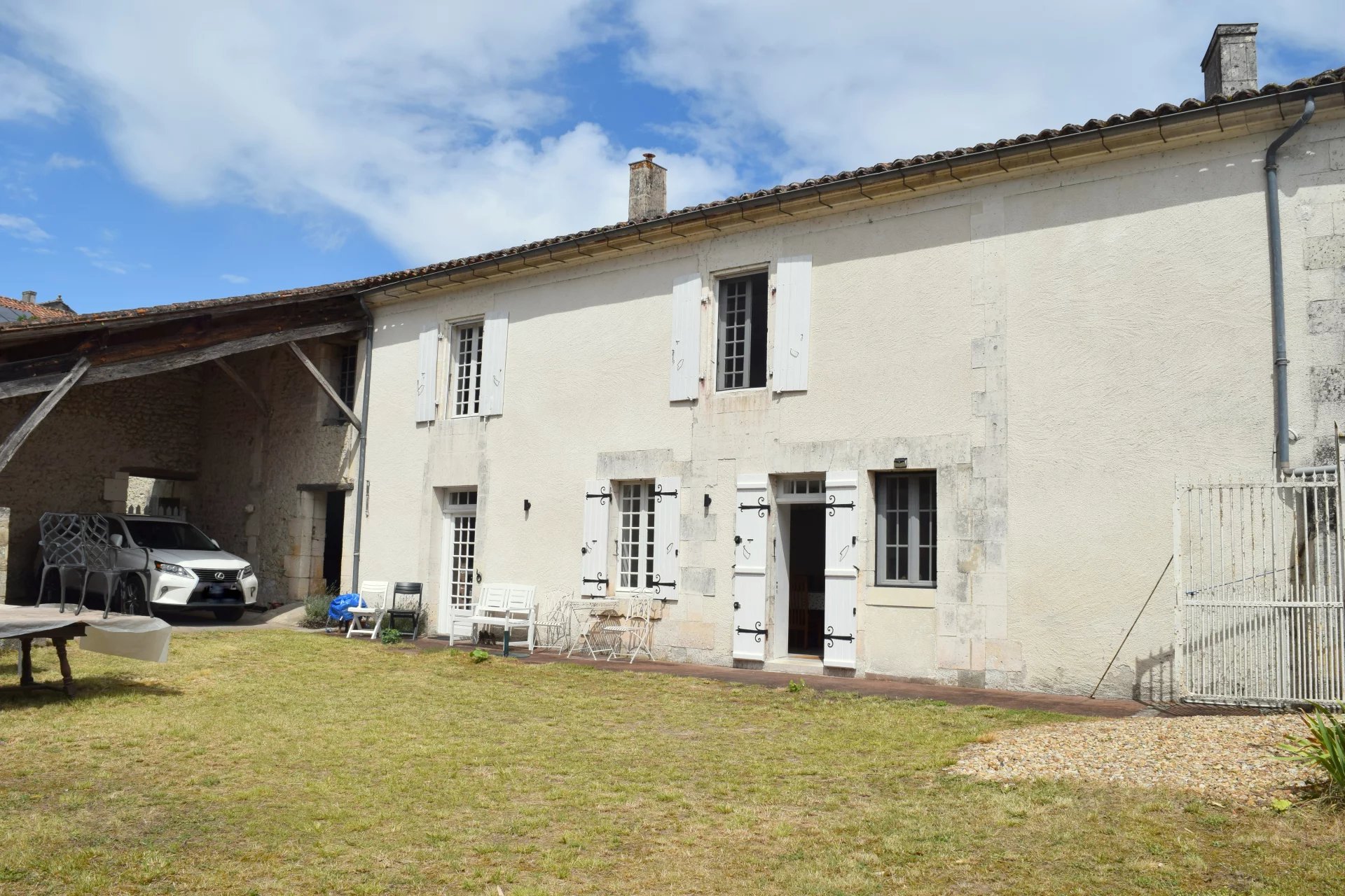 Propriété de village de caractère de 3 chambres, granges et jardin