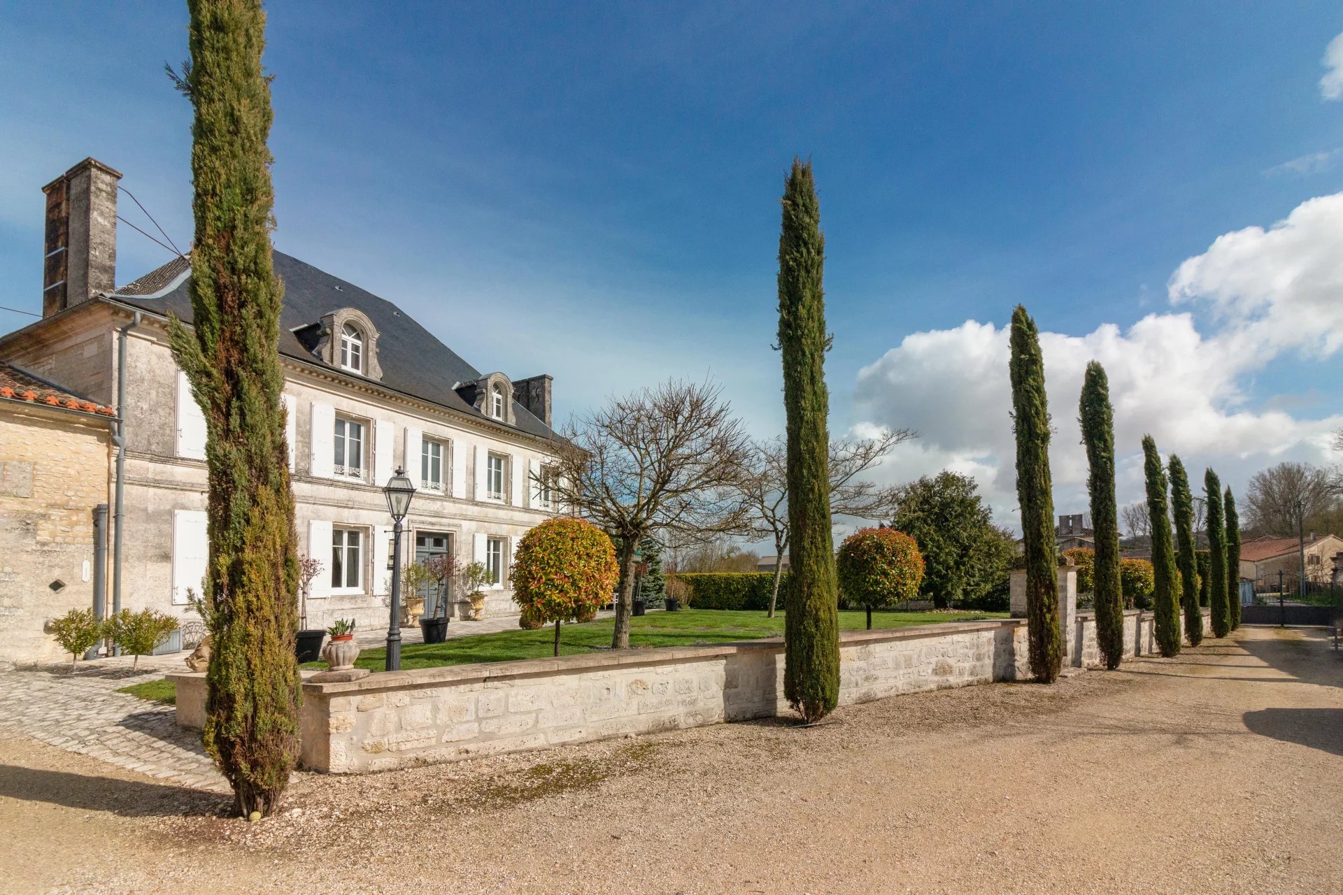 Beautifully presented Maison de Maître with pool