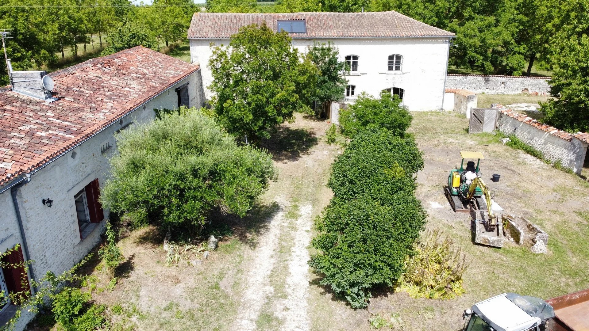 Farmhouse with two dwellings and outbuildings set in over one hectare of land