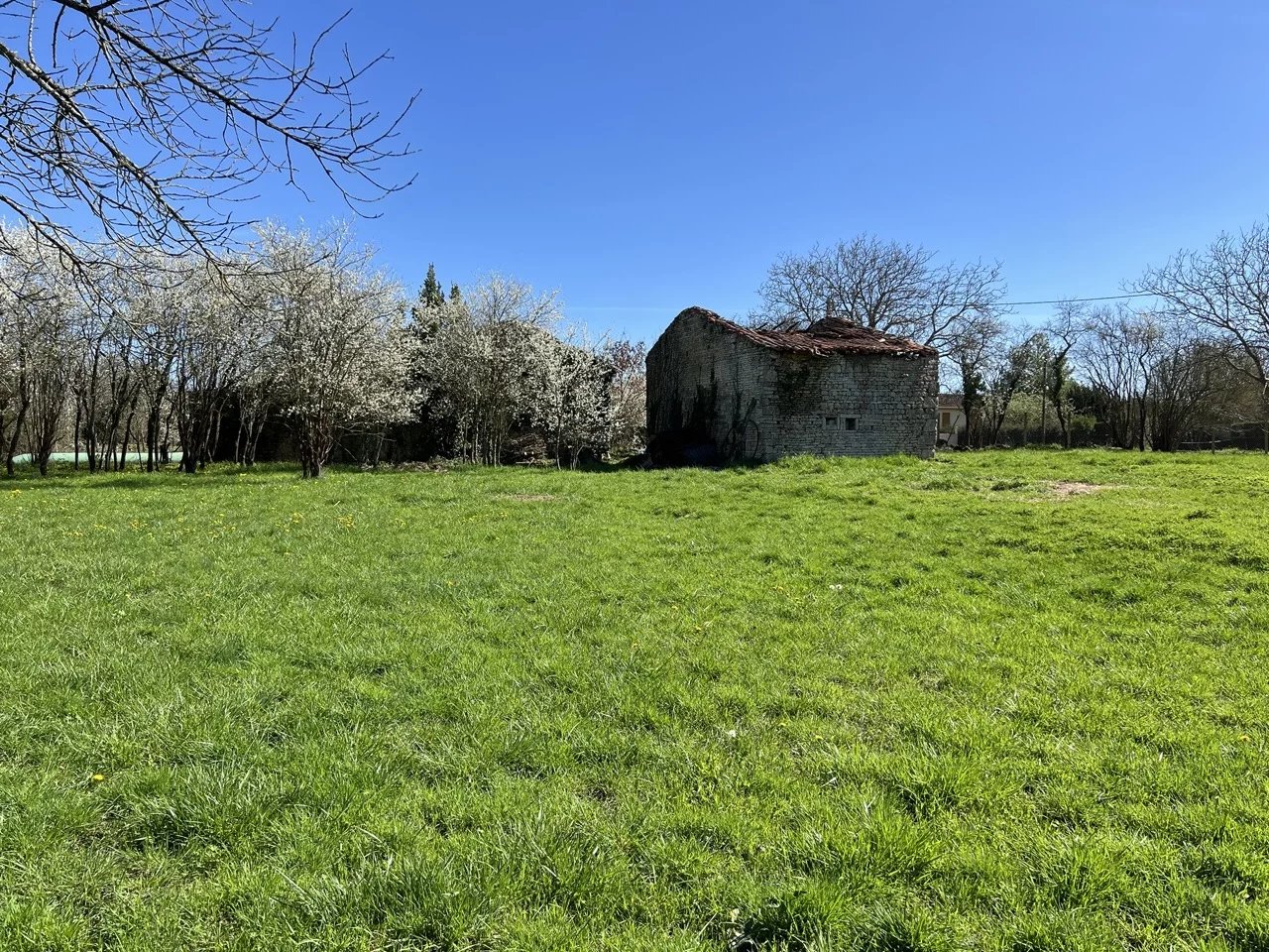 Lovely plot of land with stone outbuildings