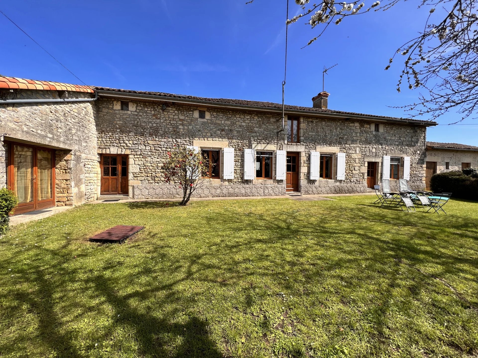 Tastefully renovated 5 bedroom farmhouse with swimming pool