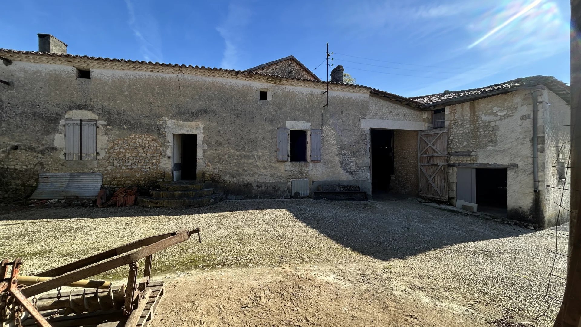 Group of buildings in a small hamlet between Blanzac and Montmoreau.