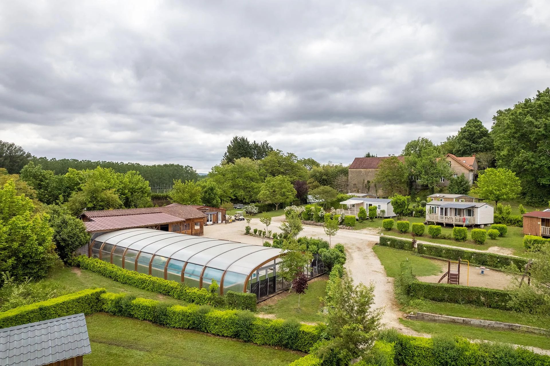 Petit camping avec maison de propriétaire de 3 chambres, gîte de 5 chambres et gîte de 3 chambres.