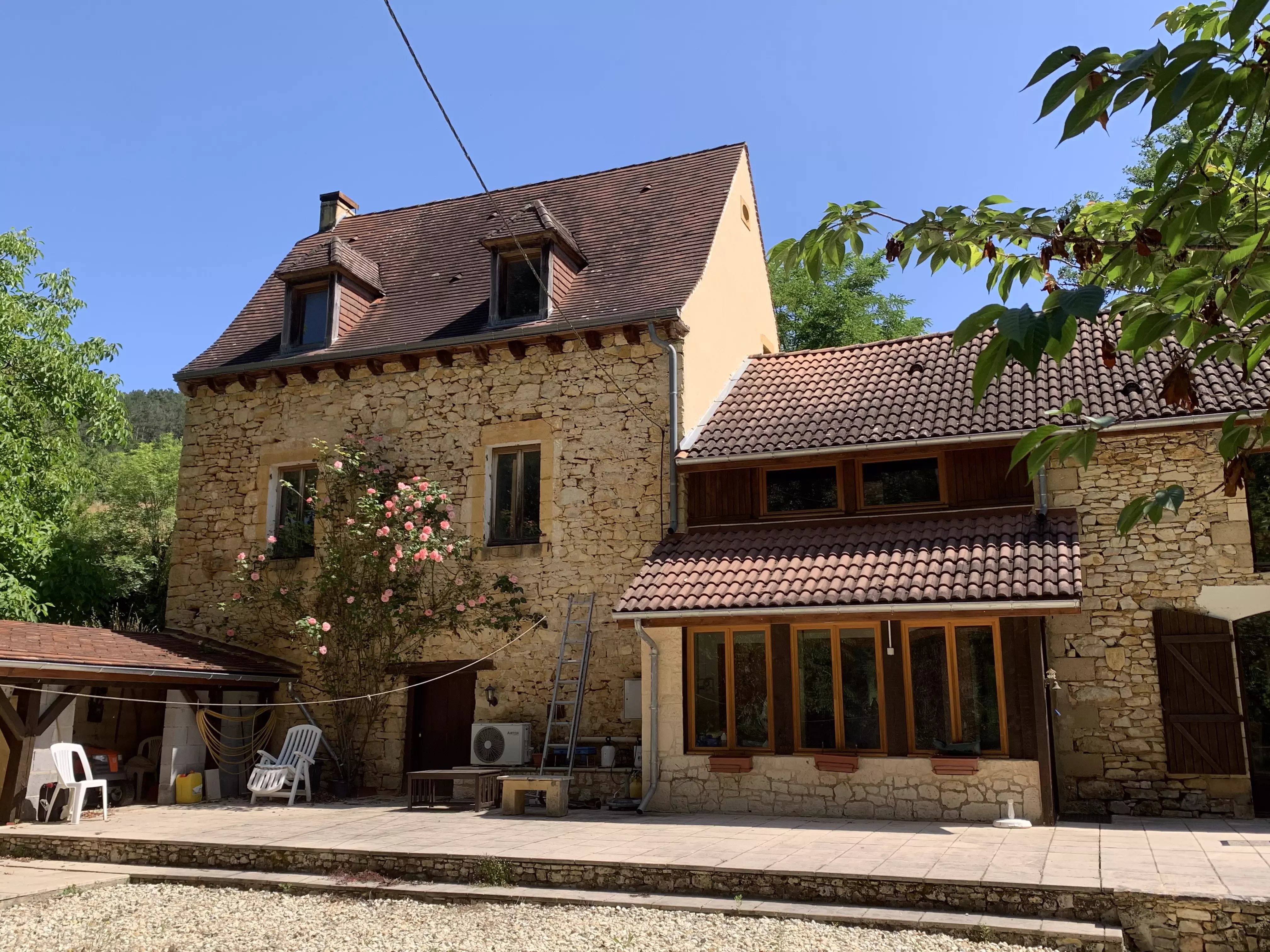 Propriété indépendante en pierre avec trois chambres, à la périphérie du village.