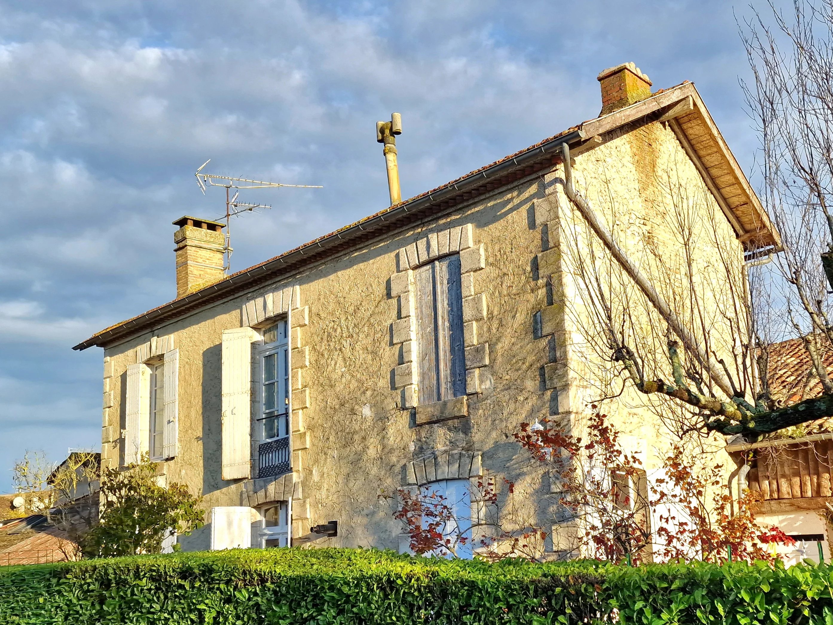 Belle maison de ville avec granges attenantes