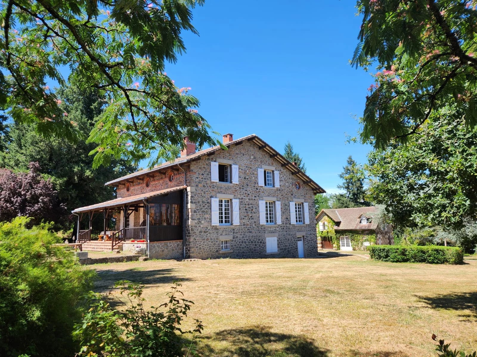 Propriété unique avec potentiel de gîte sur 6 acres