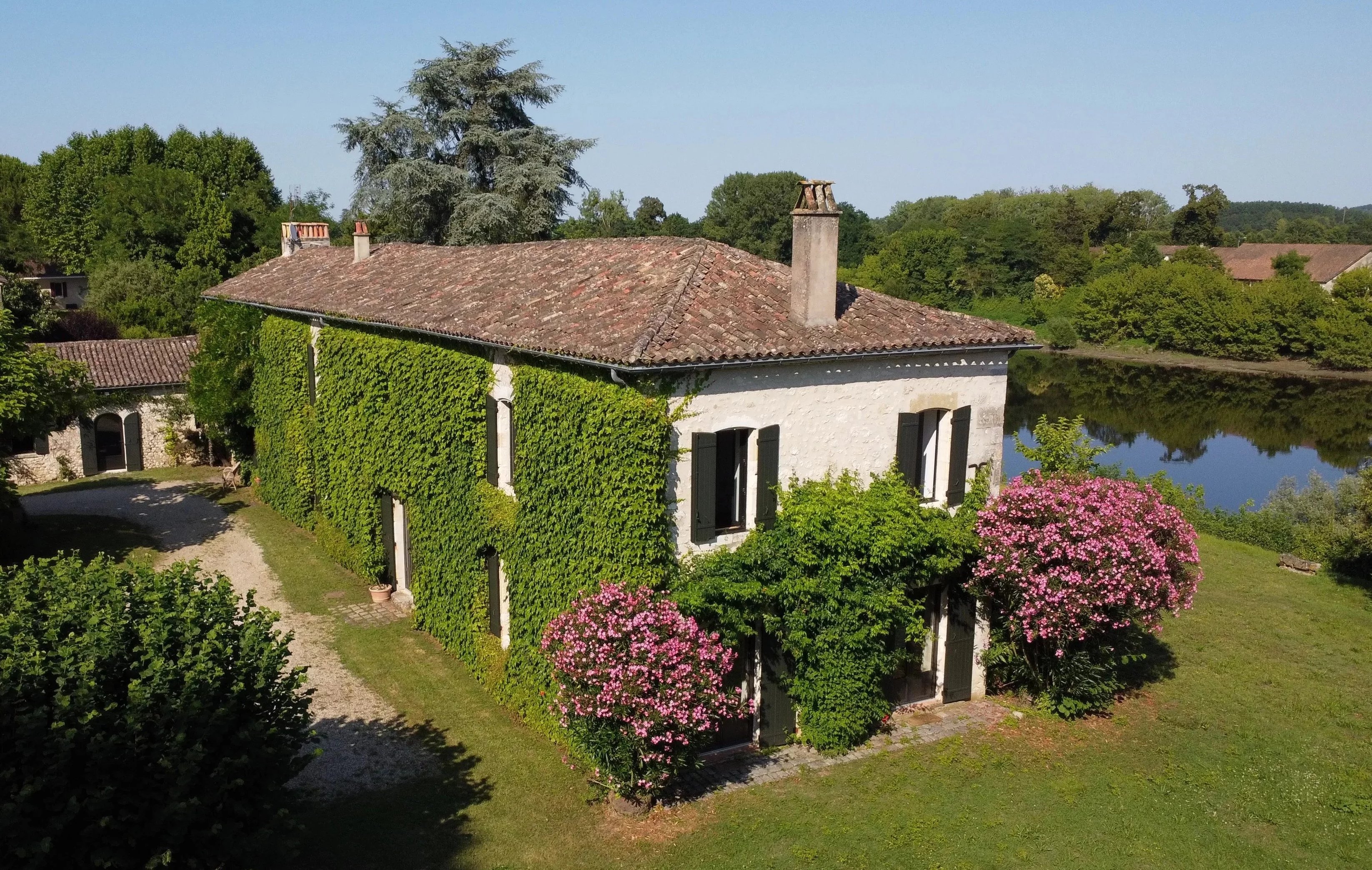 Maison familiale magnifiquement rénovée à proximité d'une ville bastide populaire