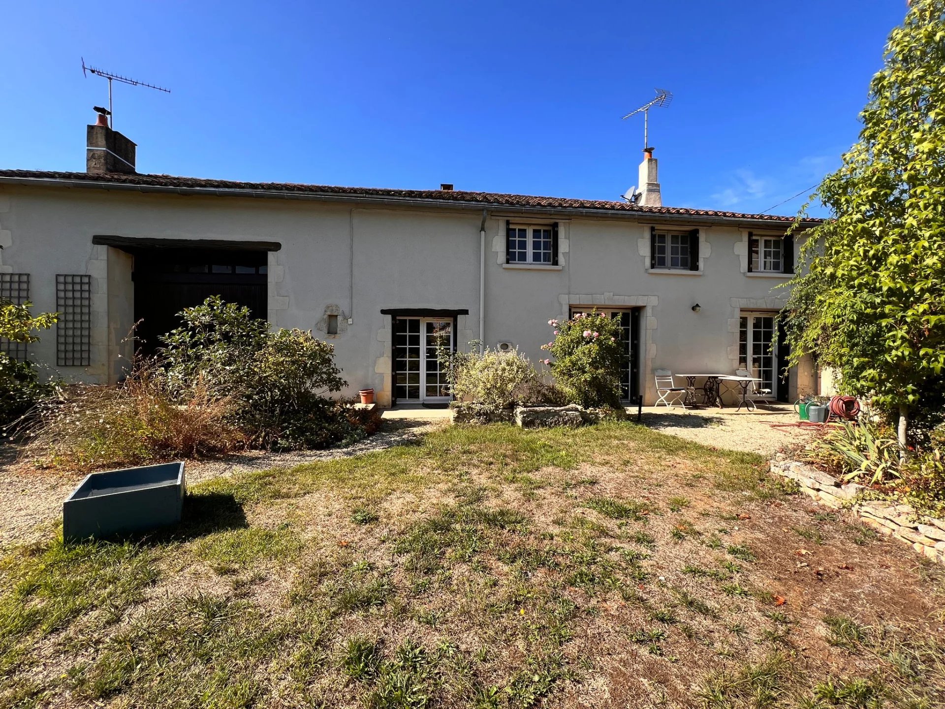 Charming House in Saint-Macoux: 4 Bedrooms, Enclosed Courtyard, Near Civray