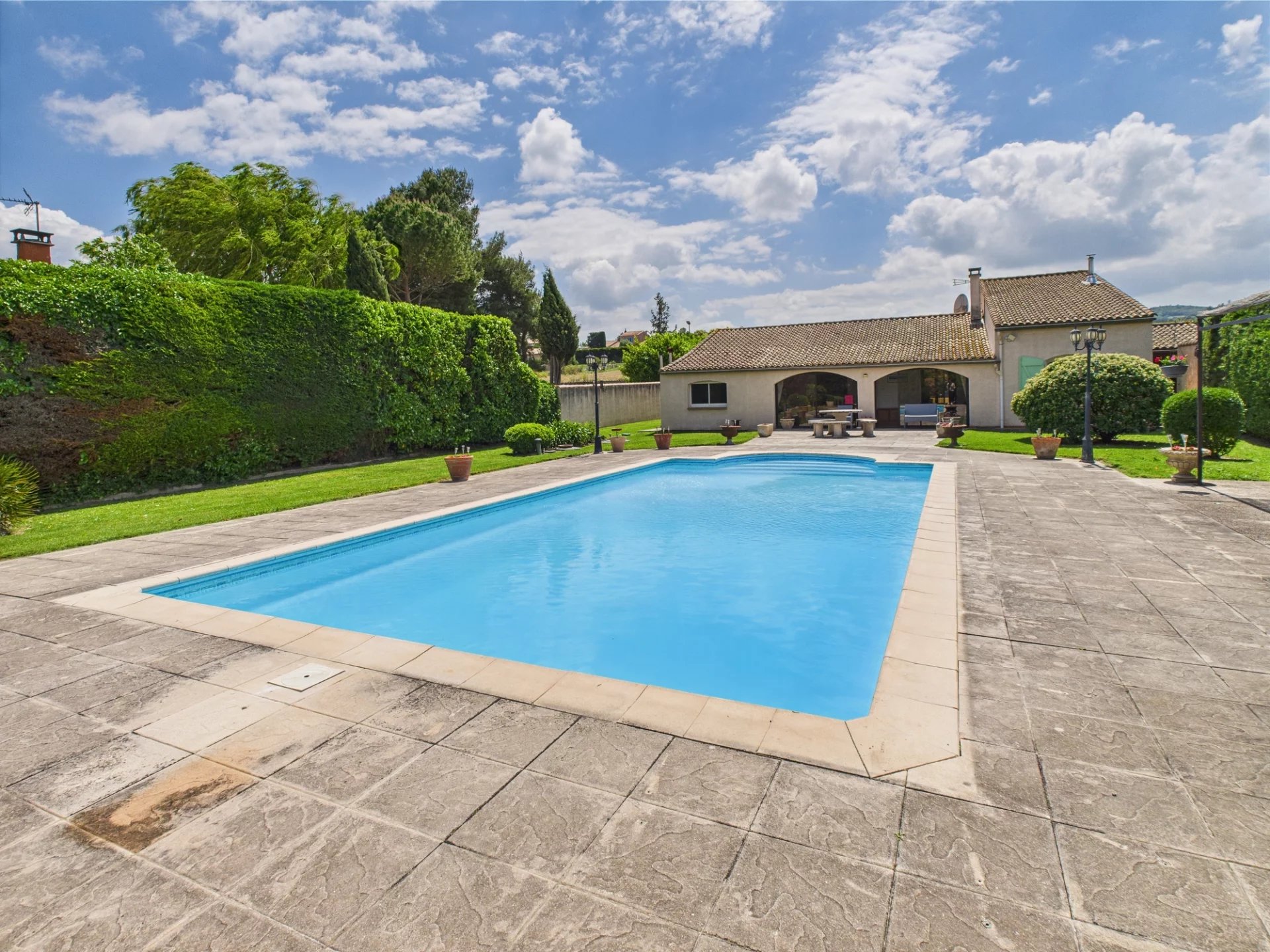 Charmante villa avec jardin, piscine et garage, dans un village avec commerces