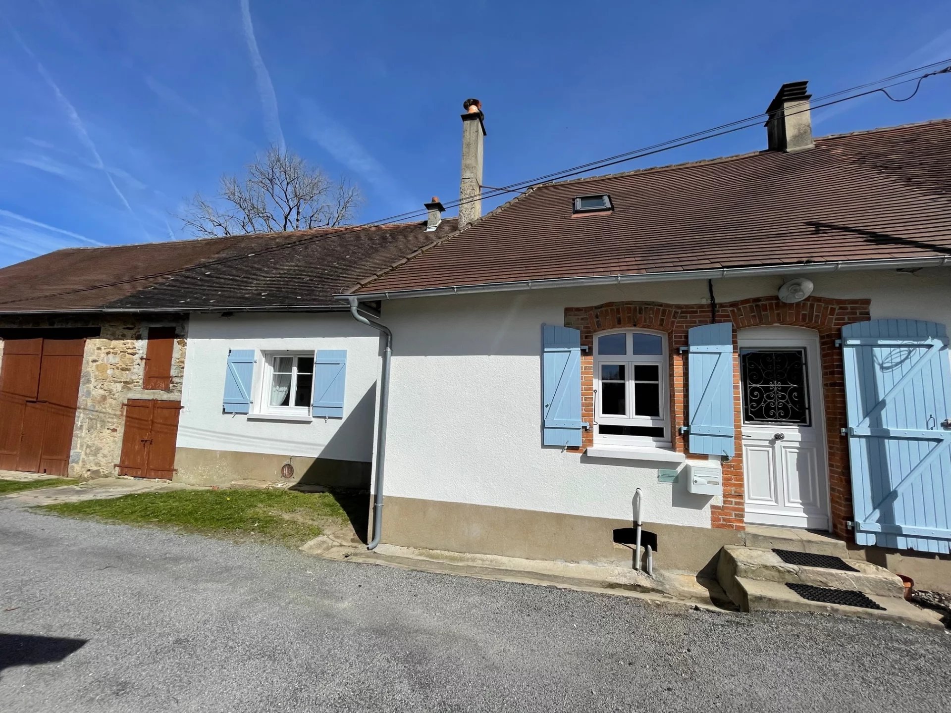 Beautifully presented cottage with barn and land