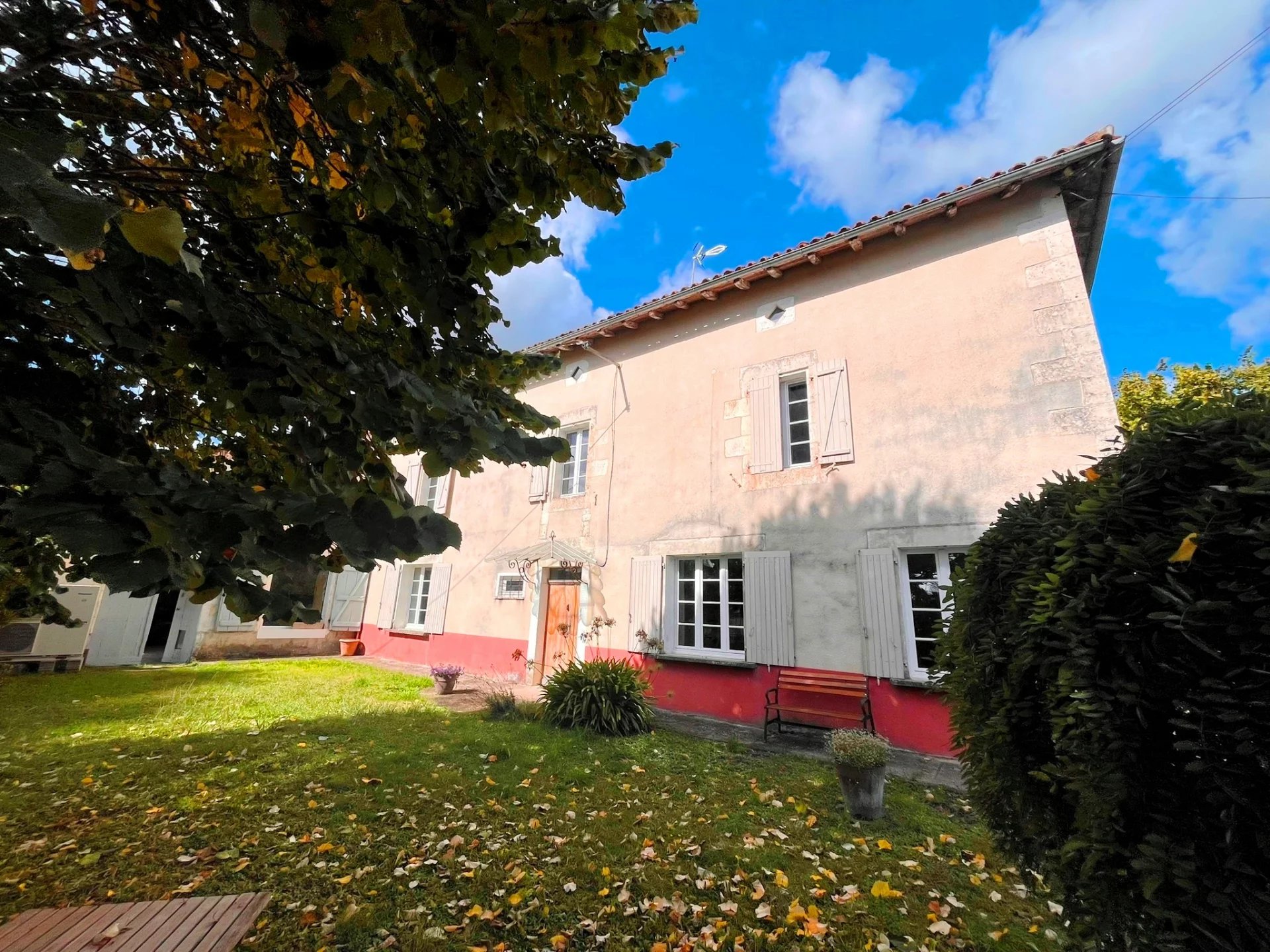 Fabuleuse propriété en pierres avec vues splendides sur la campagne!