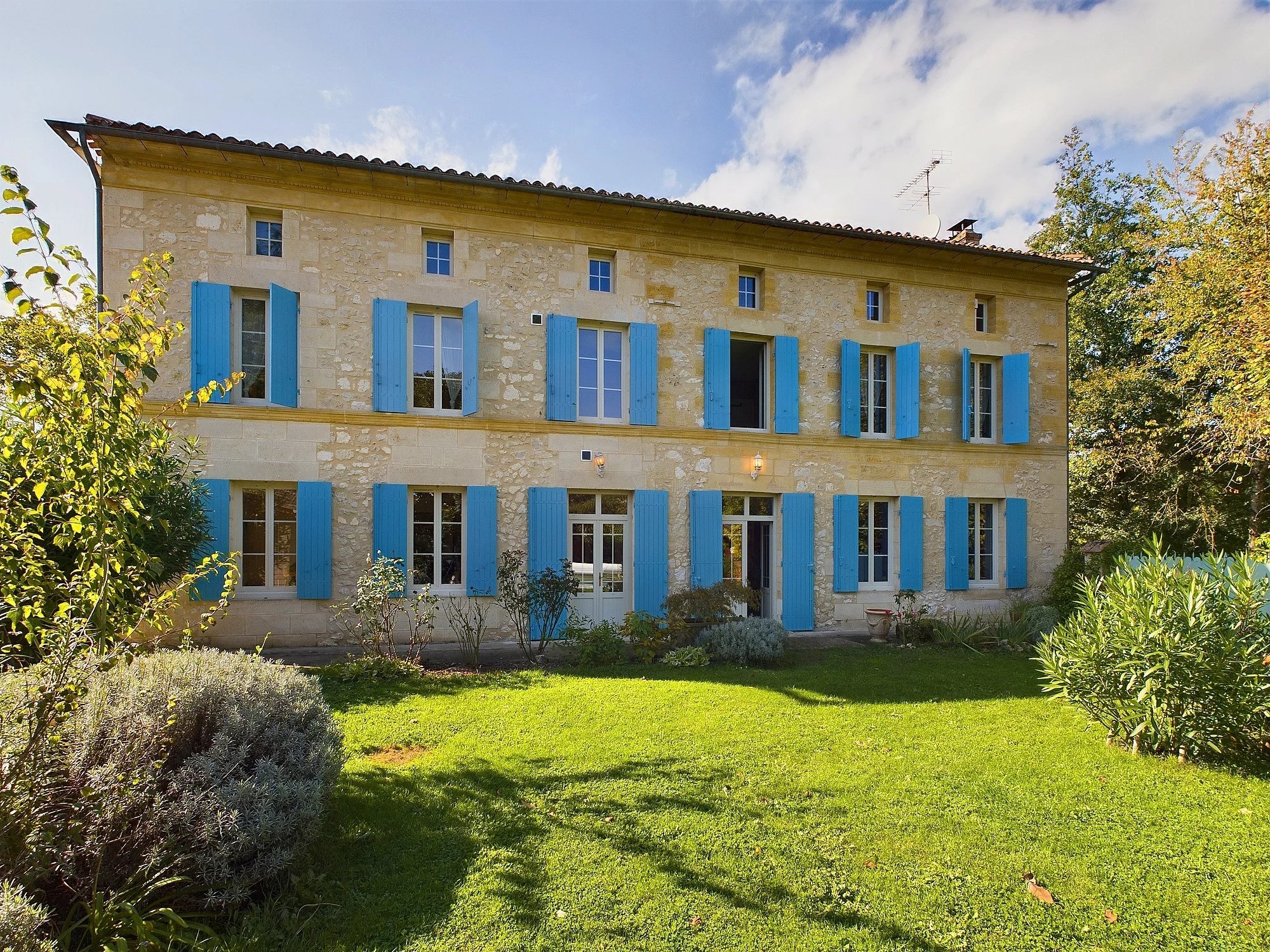 Prepare to be seduced by this classical maison de maitre!