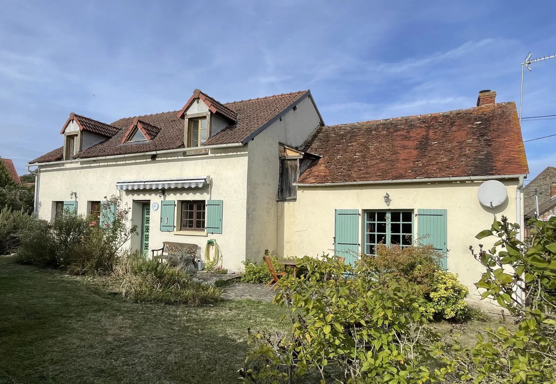 Beautiful hamlet house with garden, pool and barn