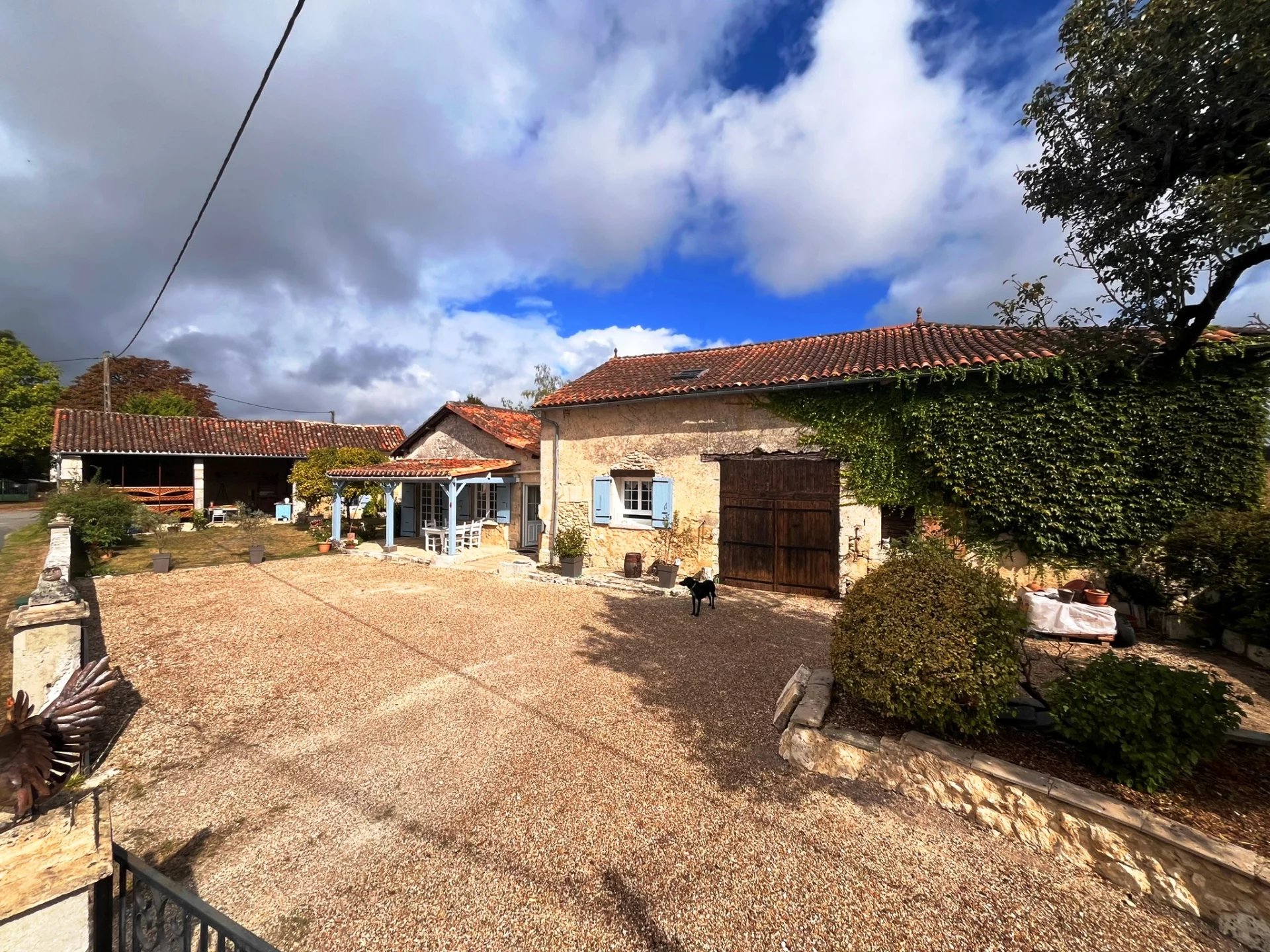 Charmante propriété en pierre avec maison d'amis dans un hameau paisible