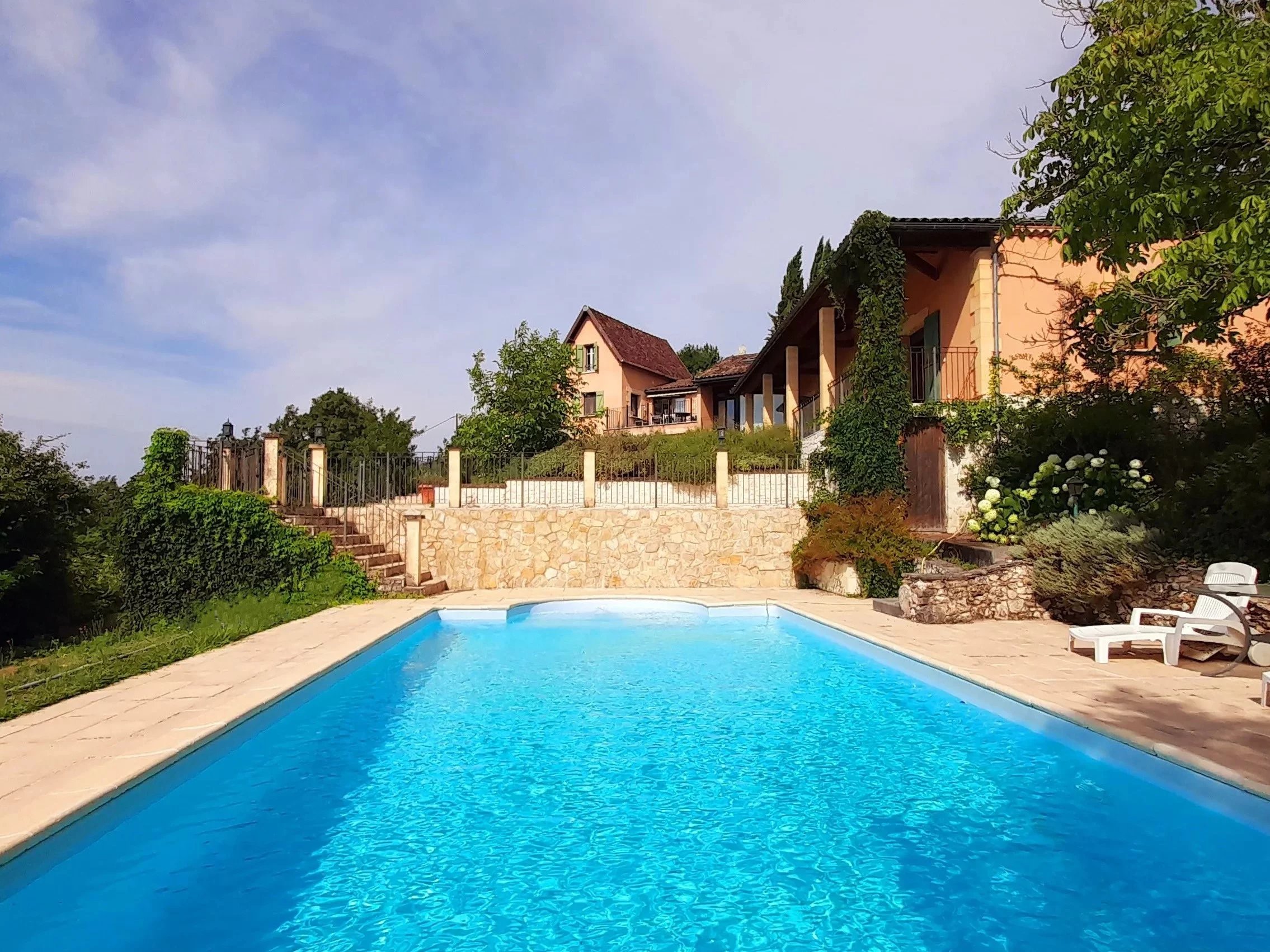 Charming Spacious Village Home with Pool and Panoramic Views, Walking Distance to Monpazier