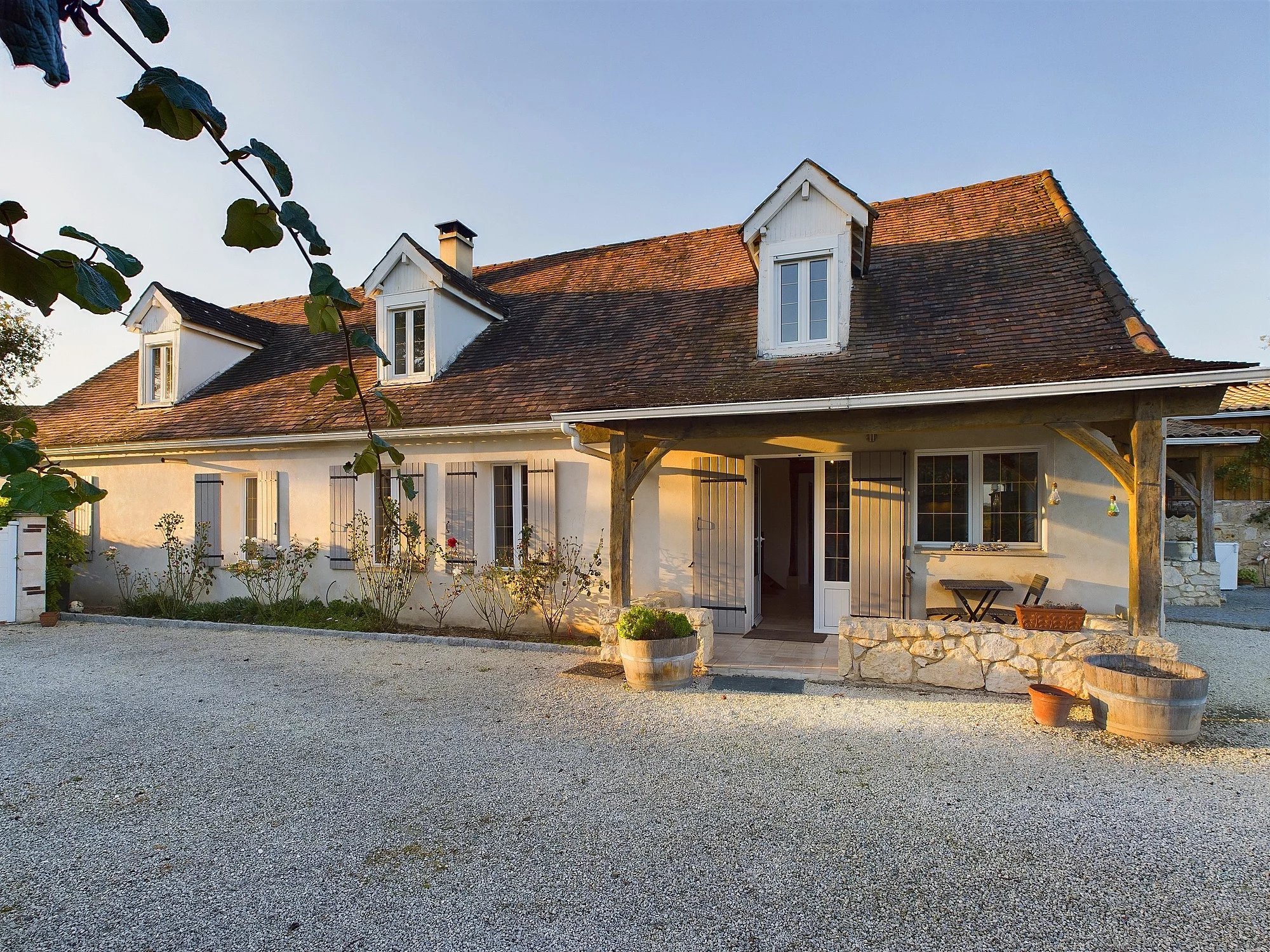 Perigourdine farmhouse dating from 1848 with two other houses offering income potential