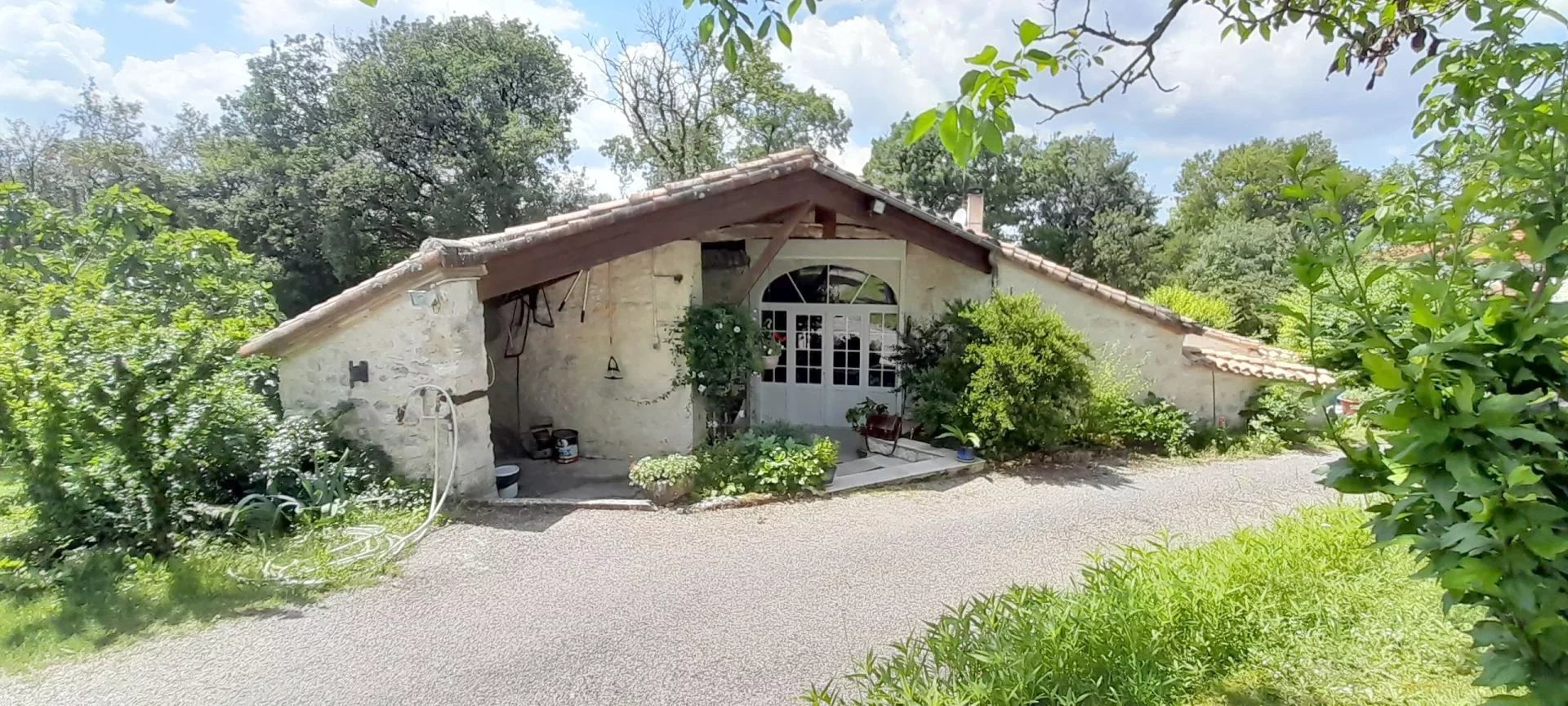 Pretty stone farmhouse in a peaceful setting