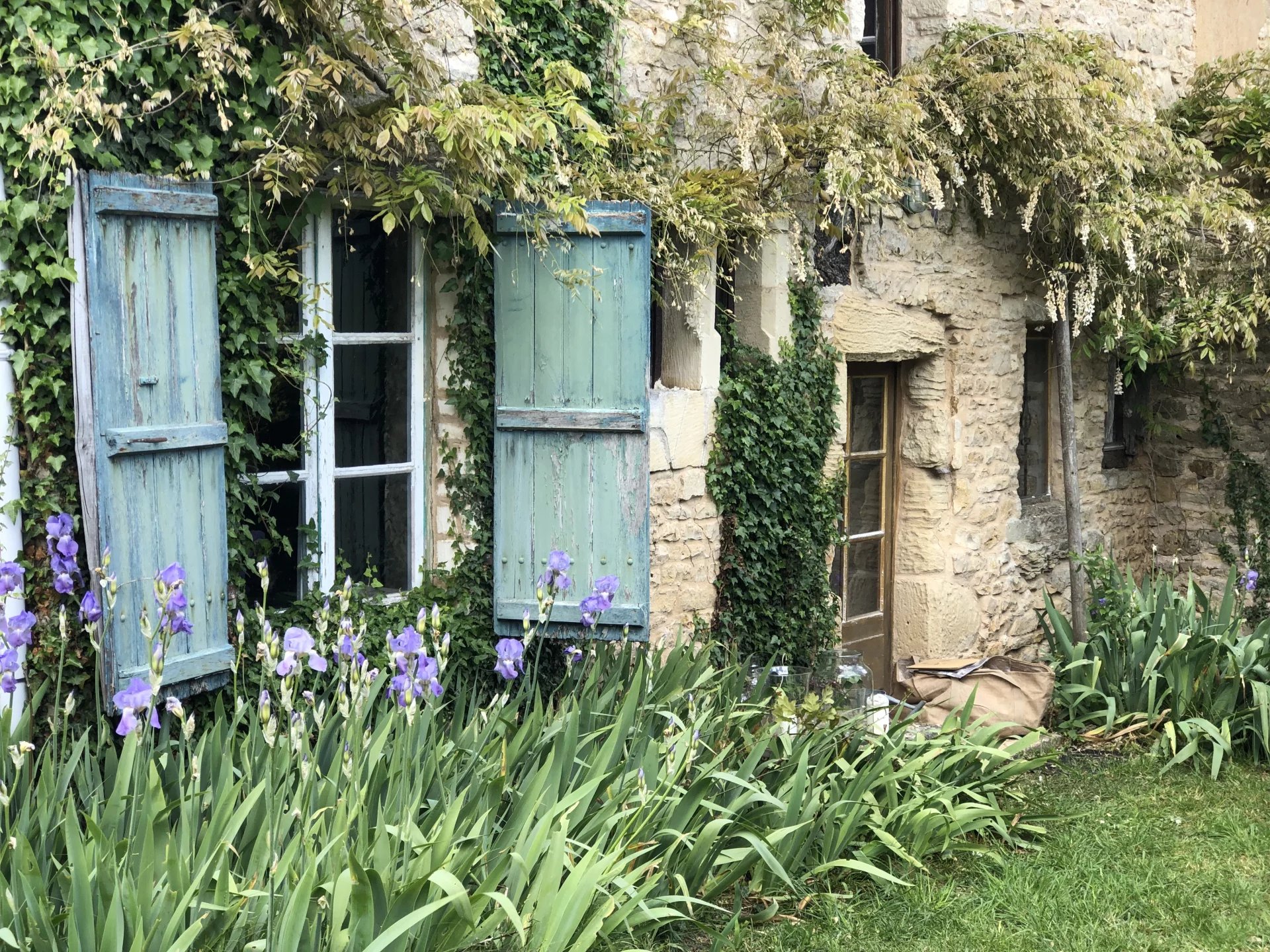 Discover the charms of this fairy tale cottage, potential for gite or fantastic studio
