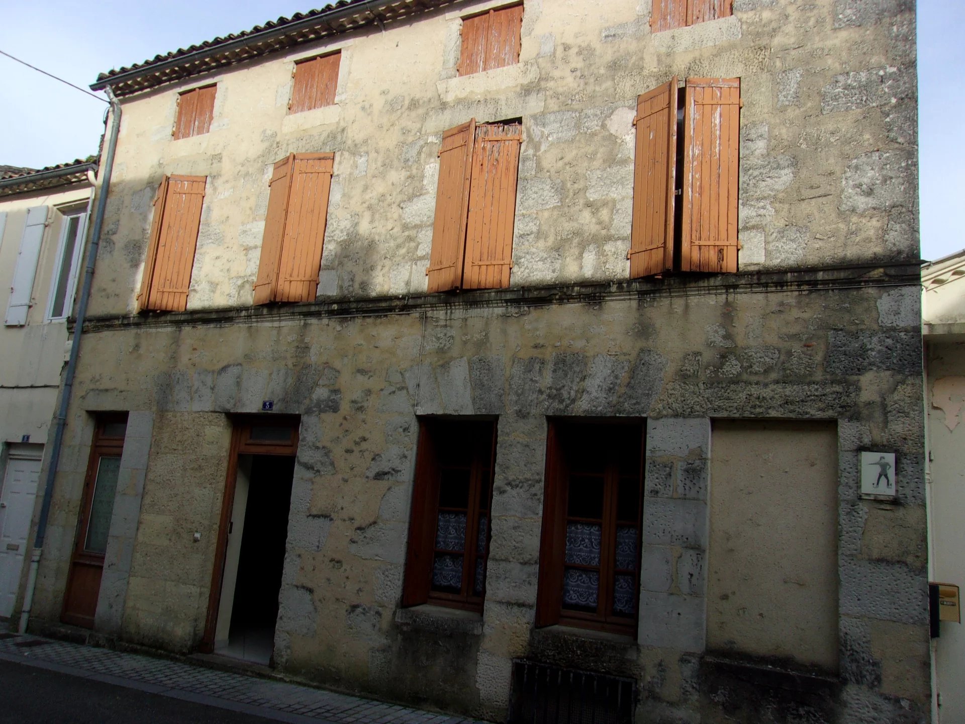 Large 4 bedroom stone property in central Monségur(33)