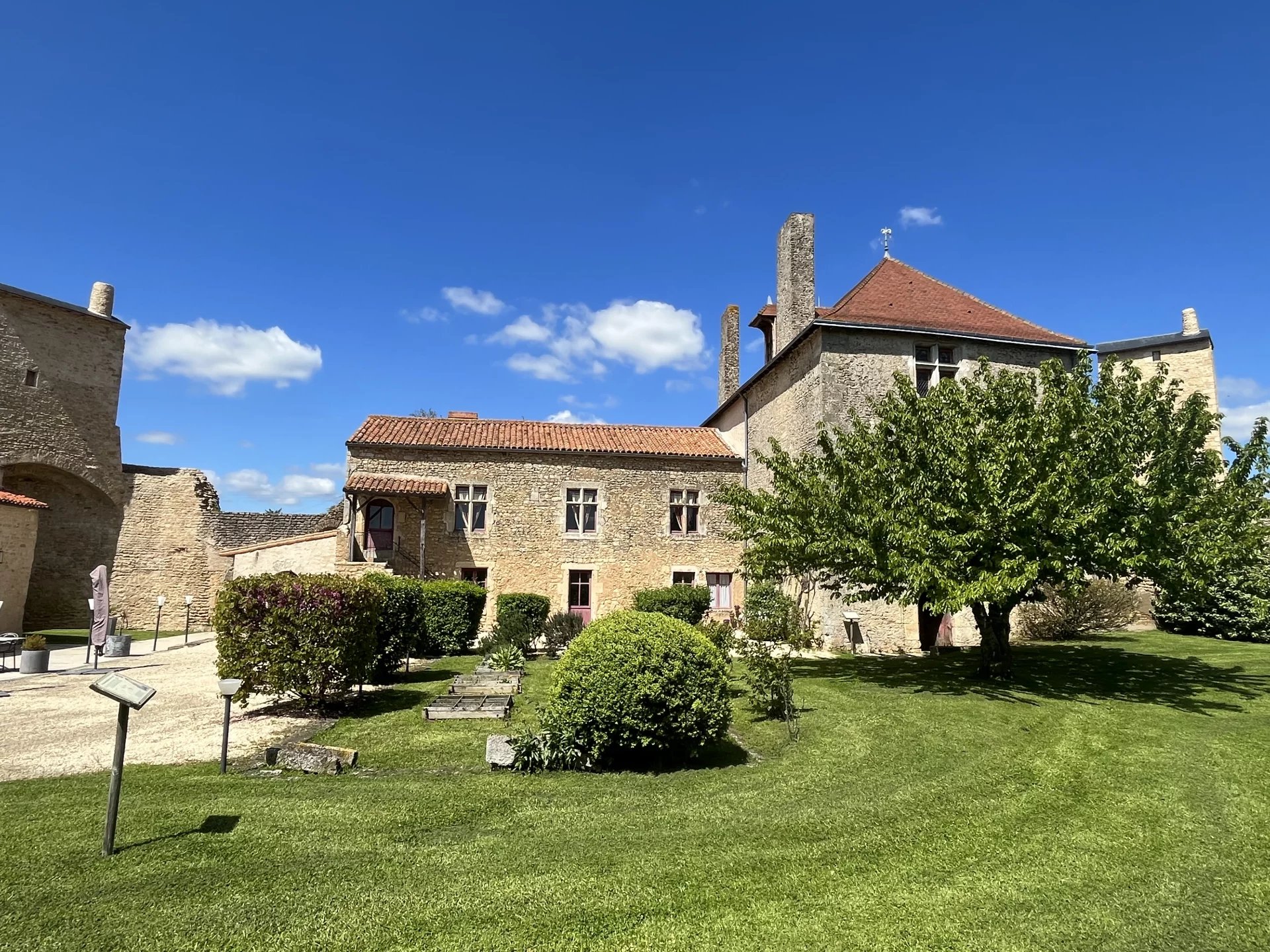 Château fort médiéval rénové avec sa propre chapelle