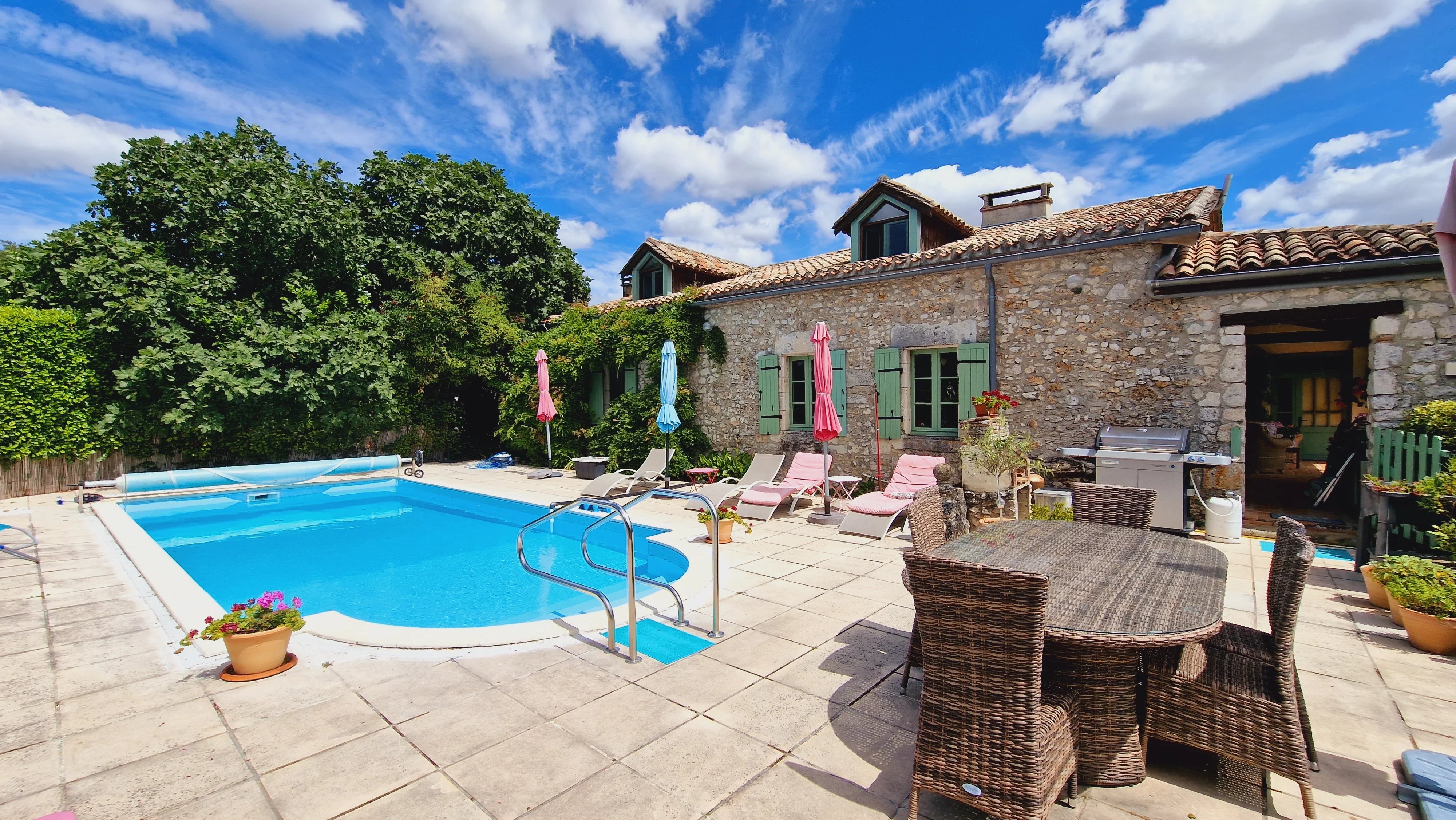 Charmante maison de 4 chambres,2 maison d'amis et une piscine proche d'Eymet