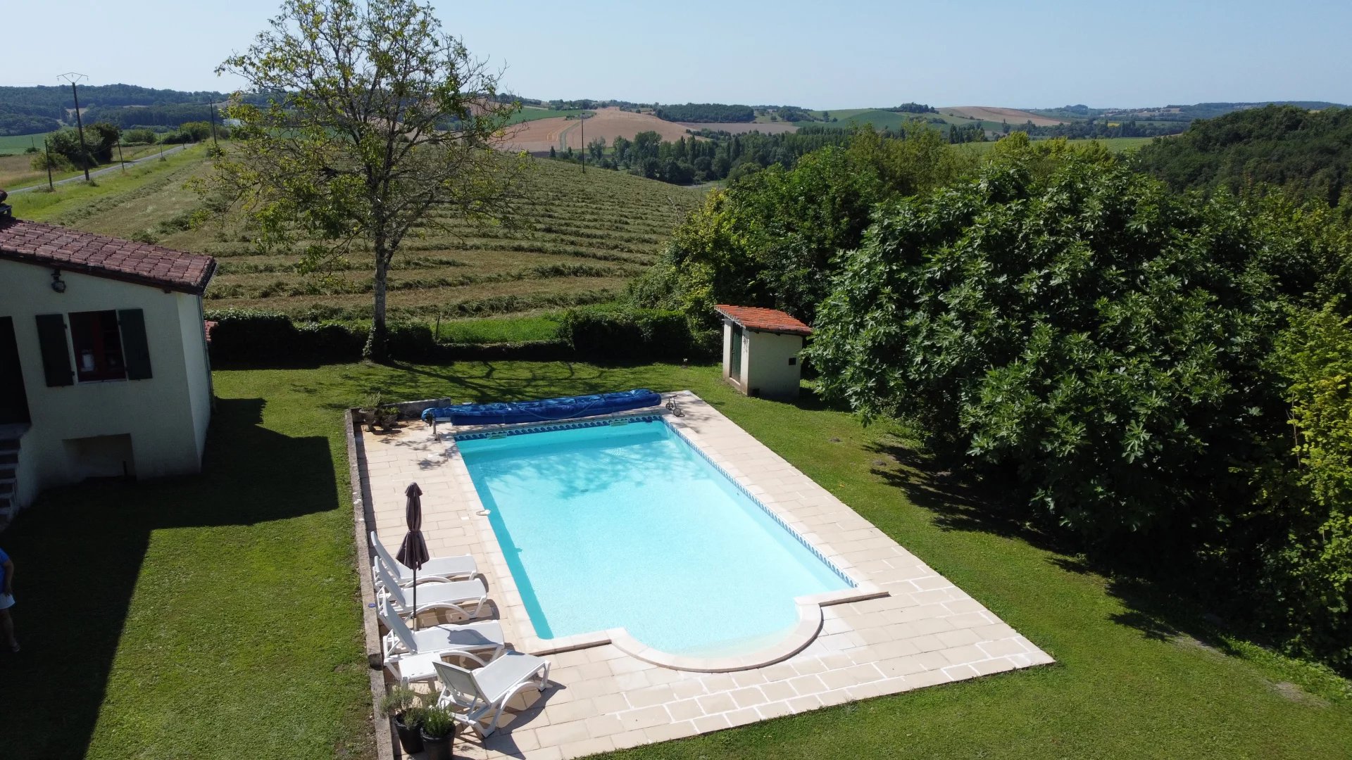 Propriété de quatre chambres avec maison d'amis et vues panoramiques.