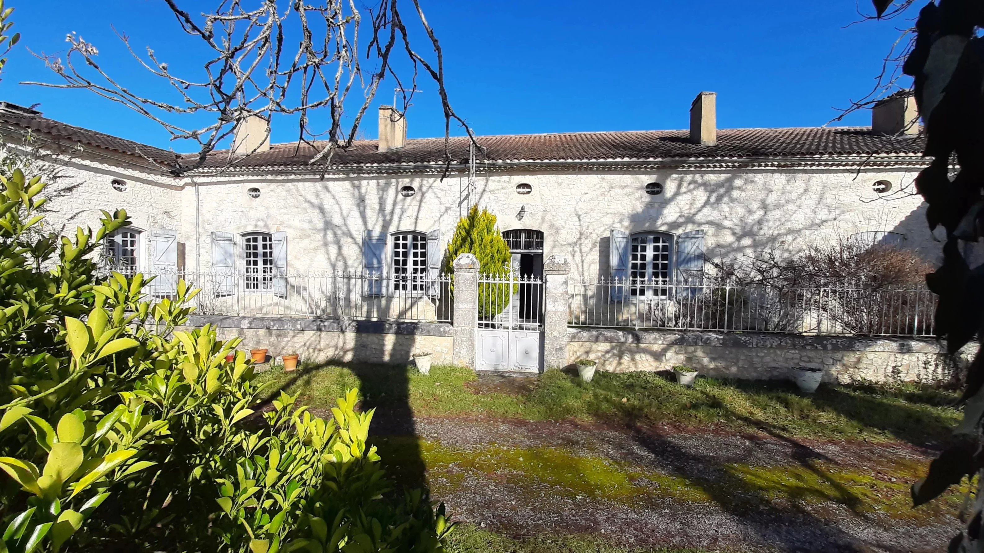 An 18th century chartreuse to update, with separate guest cottages and around 10 hectares